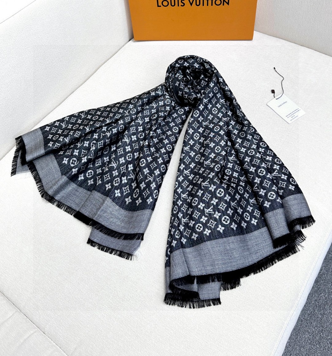   LV新鲜出炉的超赞小披肩~！】披肩尺寸是少有的120cm*120cm，小字母老花的设计，真的超级心水