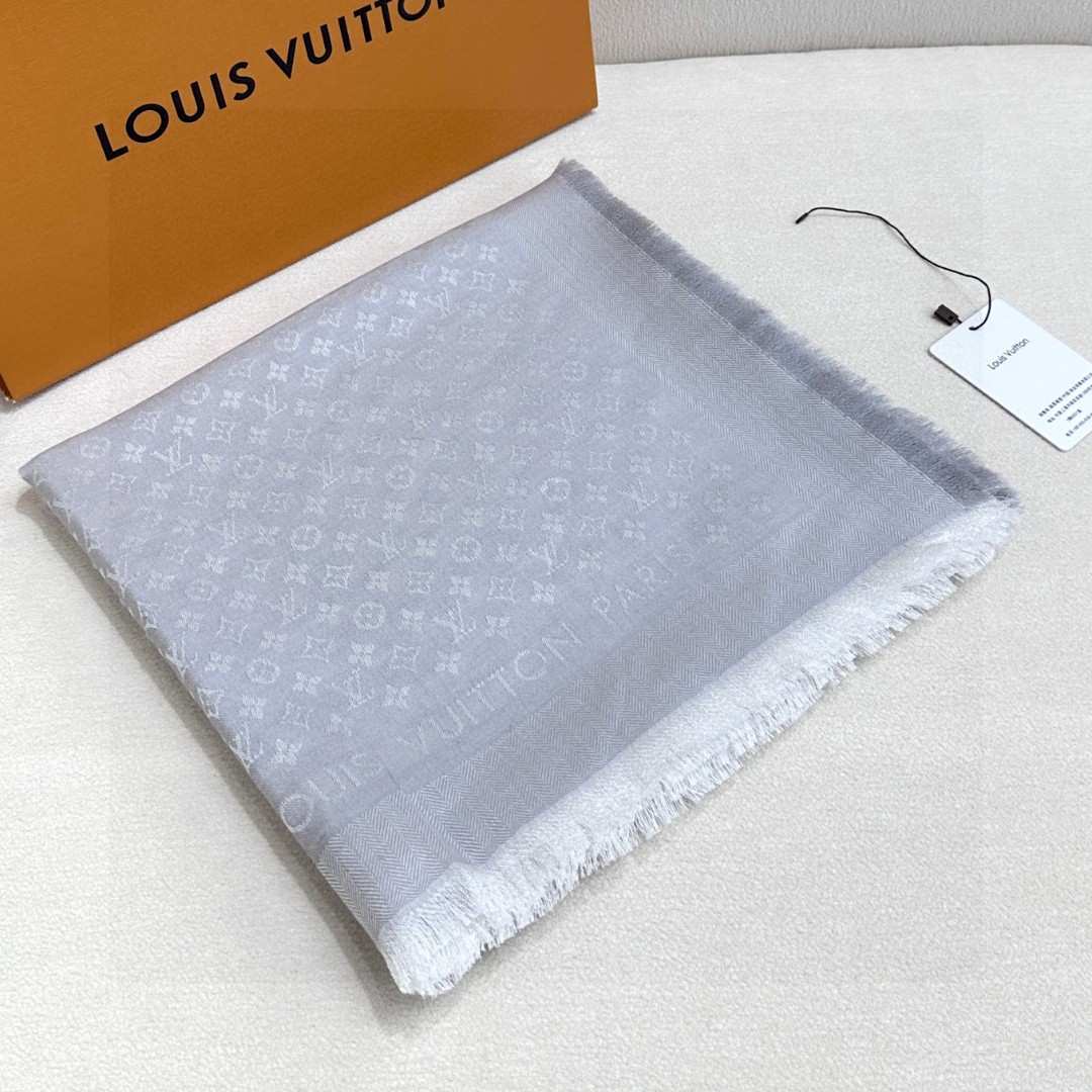   LV新鲜出炉的超赞小披肩~！】披肩尺寸是少有的120cm*120cm，小字母老花的设计，真的超级心水