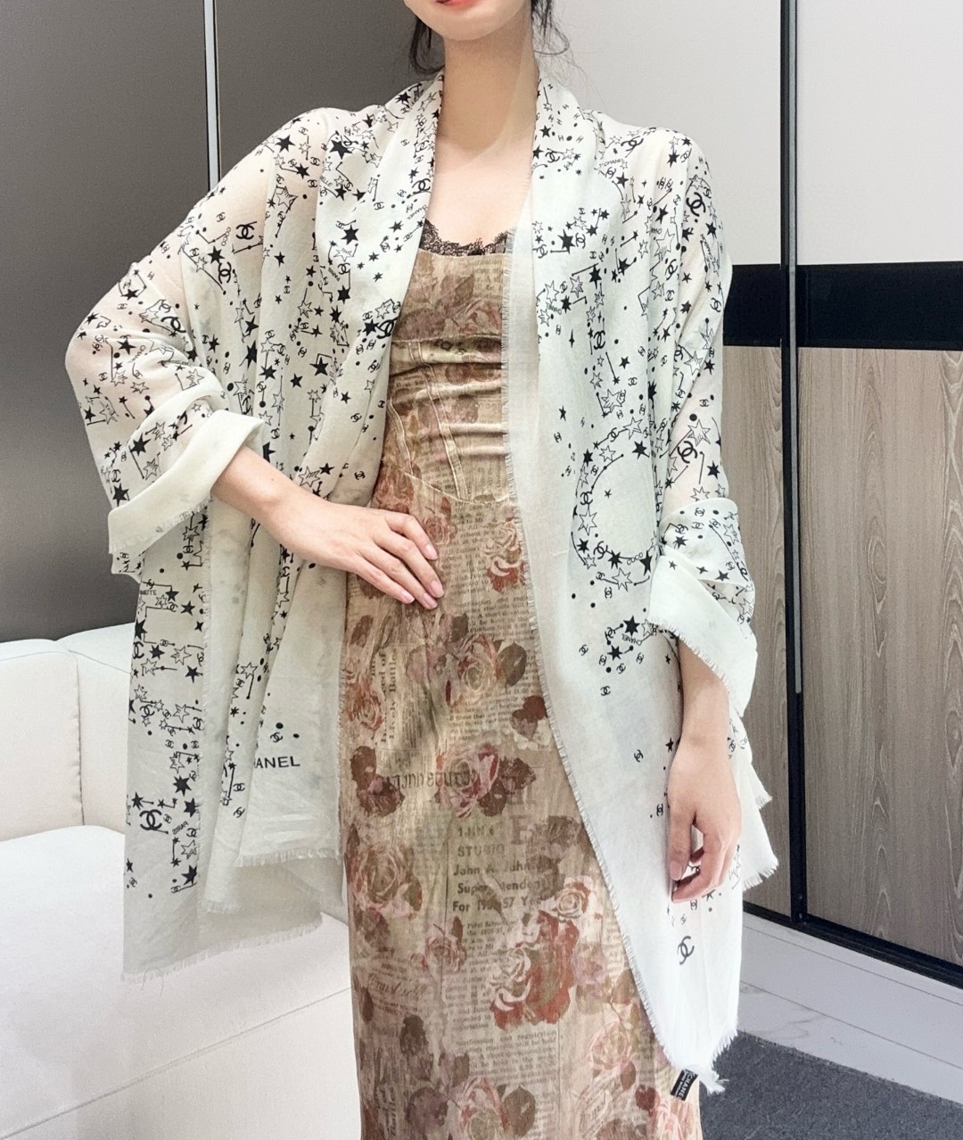   2025年香奈儿秋冬提前上新，美女都爱此款
超级有腔调！！！】谁懂这种秋冬调性的美啊？！！！这款小香