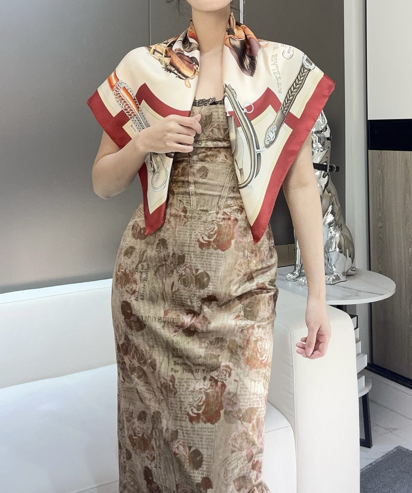  “弩式牵引马具”90典藏方巾
【18mm顶级真丝双面同色印花】手工卷边斜纹真丝方巾（100%桑蚕丝）。