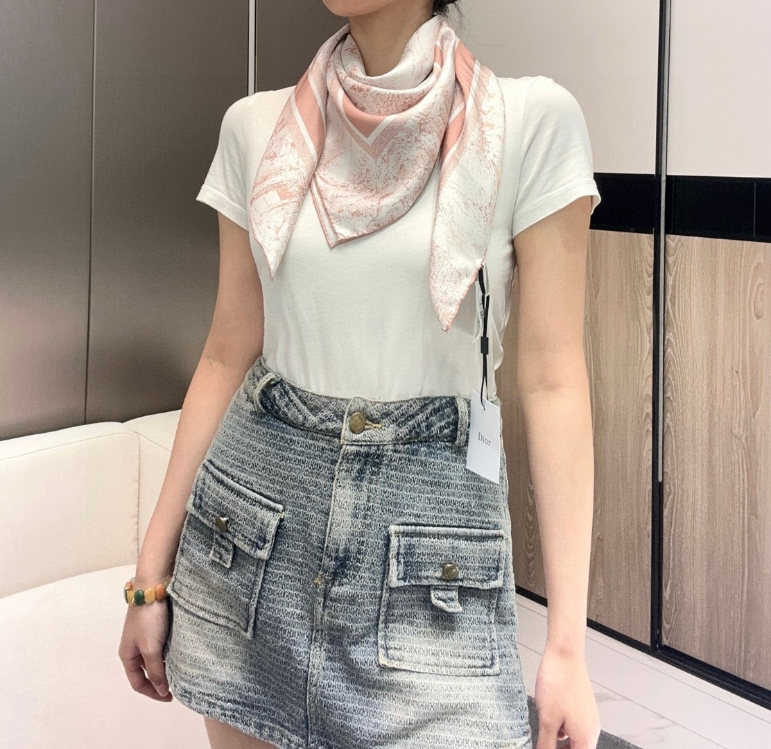 
𝐃𝐈𝐎𝐑 𝟐𝟓早春新款《苏格兰茹伊丝巾》
Size：90x90cm 100%真丝斜纹绸 16mm原单克