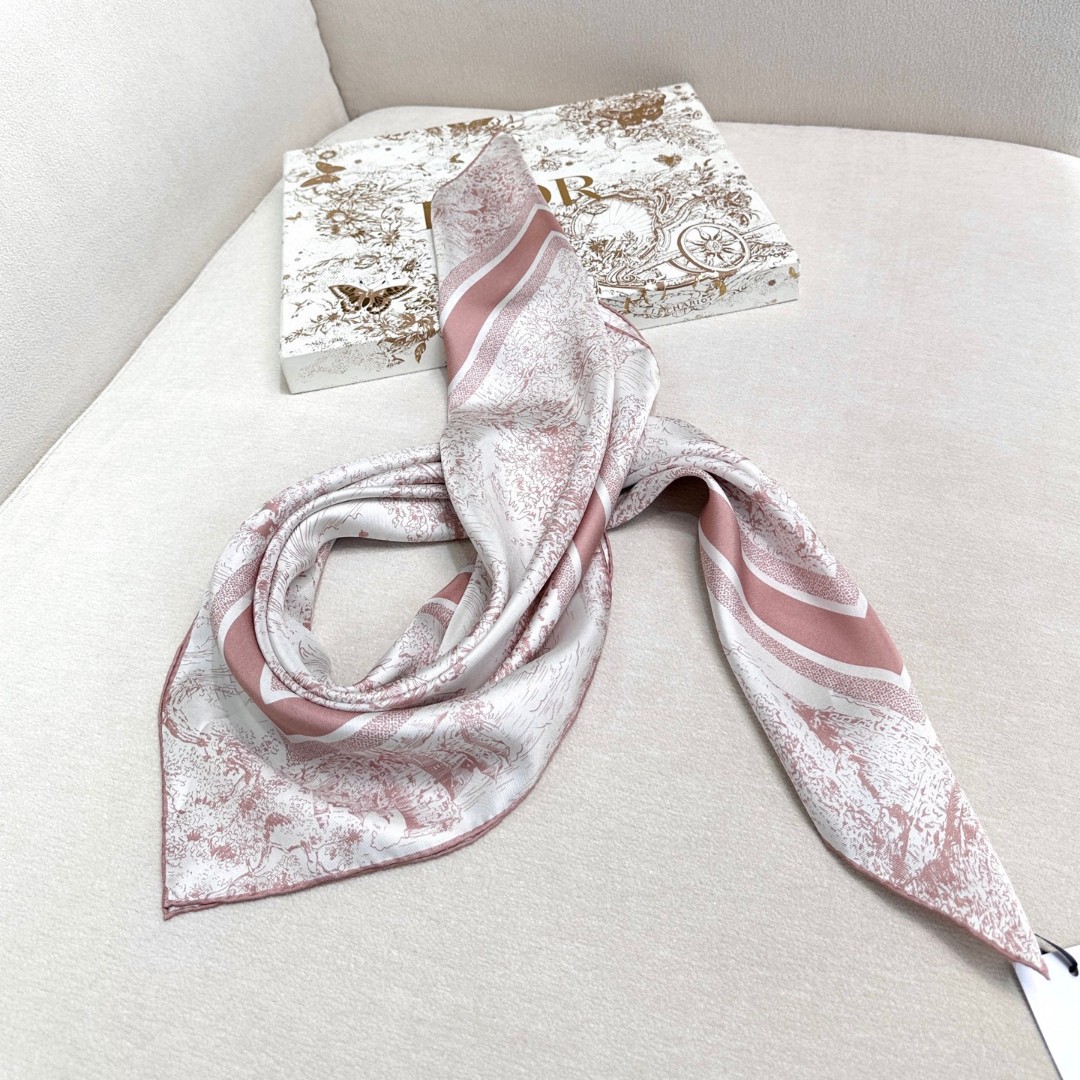 
𝐃𝐈𝐎𝐑 𝟐𝟓早春新款《苏格兰茹伊丝巾》
Size：90x90cm 100%真丝斜纹绸 16mm原单克