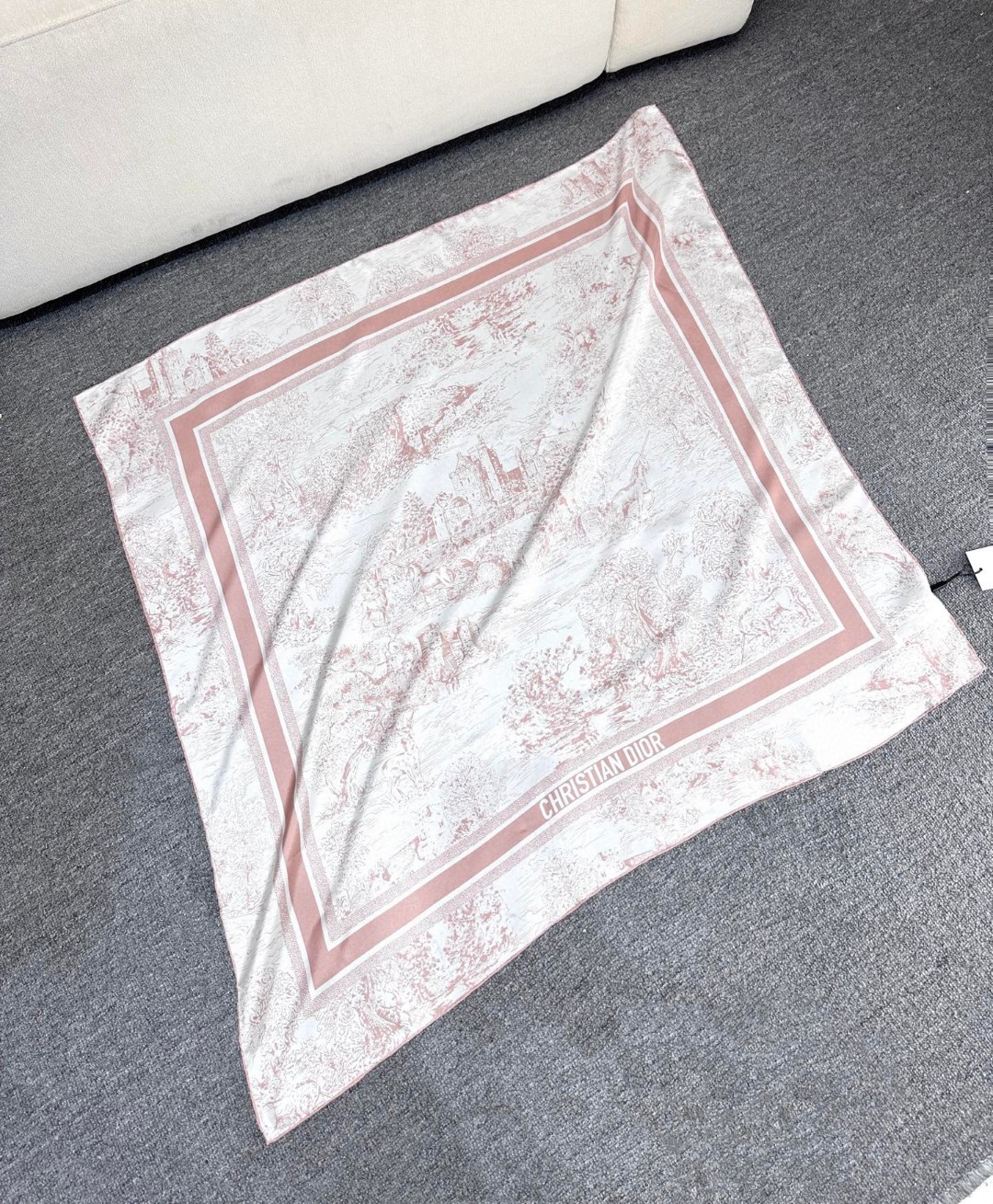 
𝐃𝐈𝐎𝐑 𝟐𝟓早春新款《苏格兰茹伊丝巾》
Size：90x90cm 100%真丝斜纹绸 16mm原单克