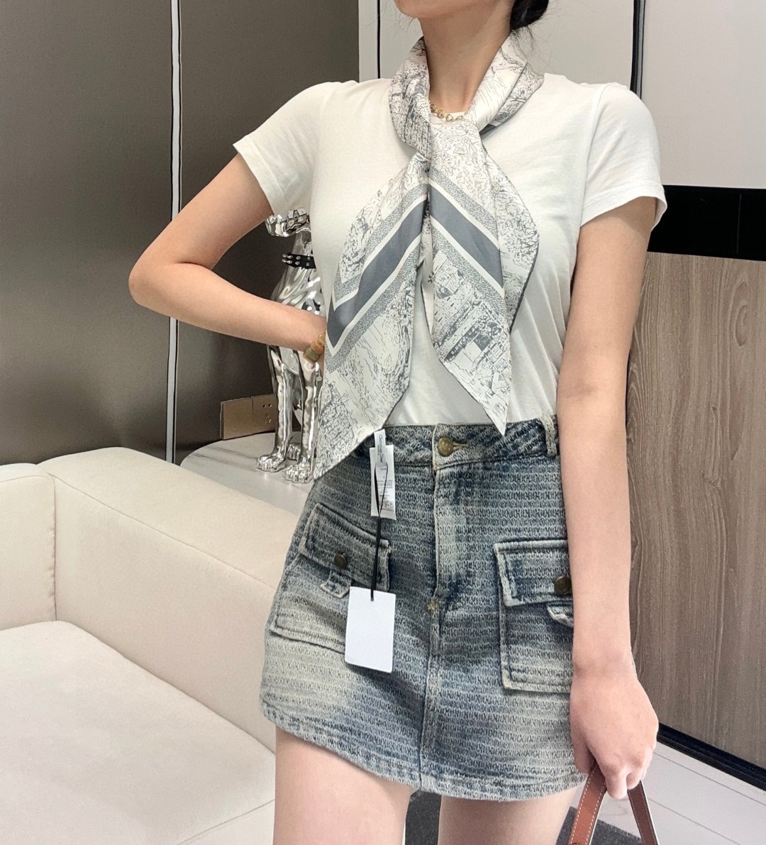 
𝐃𝐈𝐎𝐑 𝟐𝟓早春新款《苏格兰茹伊丝巾》
Size：90x90cm 100%真丝斜纹绸 16mm原单克