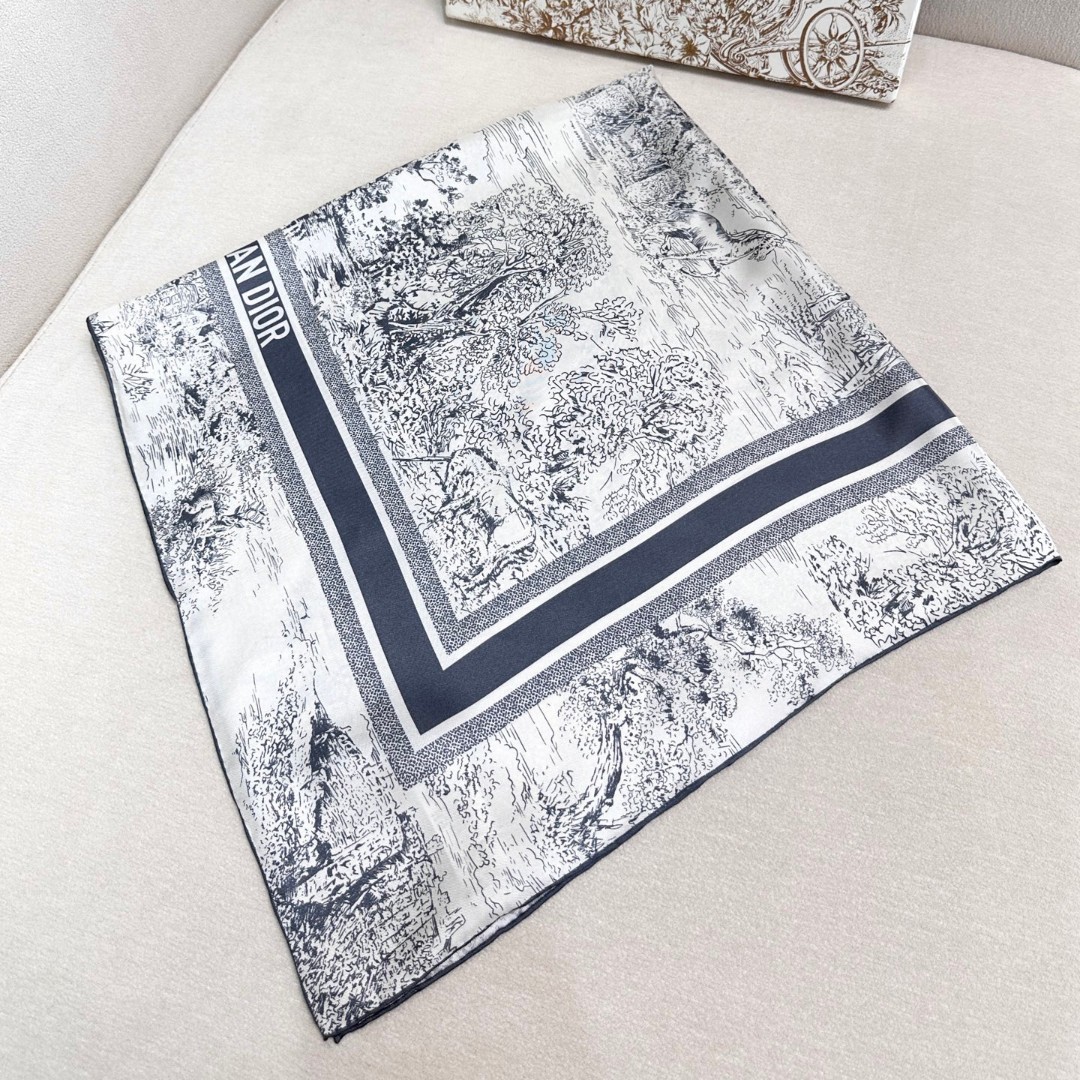 
𝐃𝐈𝐎𝐑 𝟐𝟓早春新款《苏格兰茹伊丝巾》
Size：90x90cm 100%真丝斜纹绸 16mm原单克