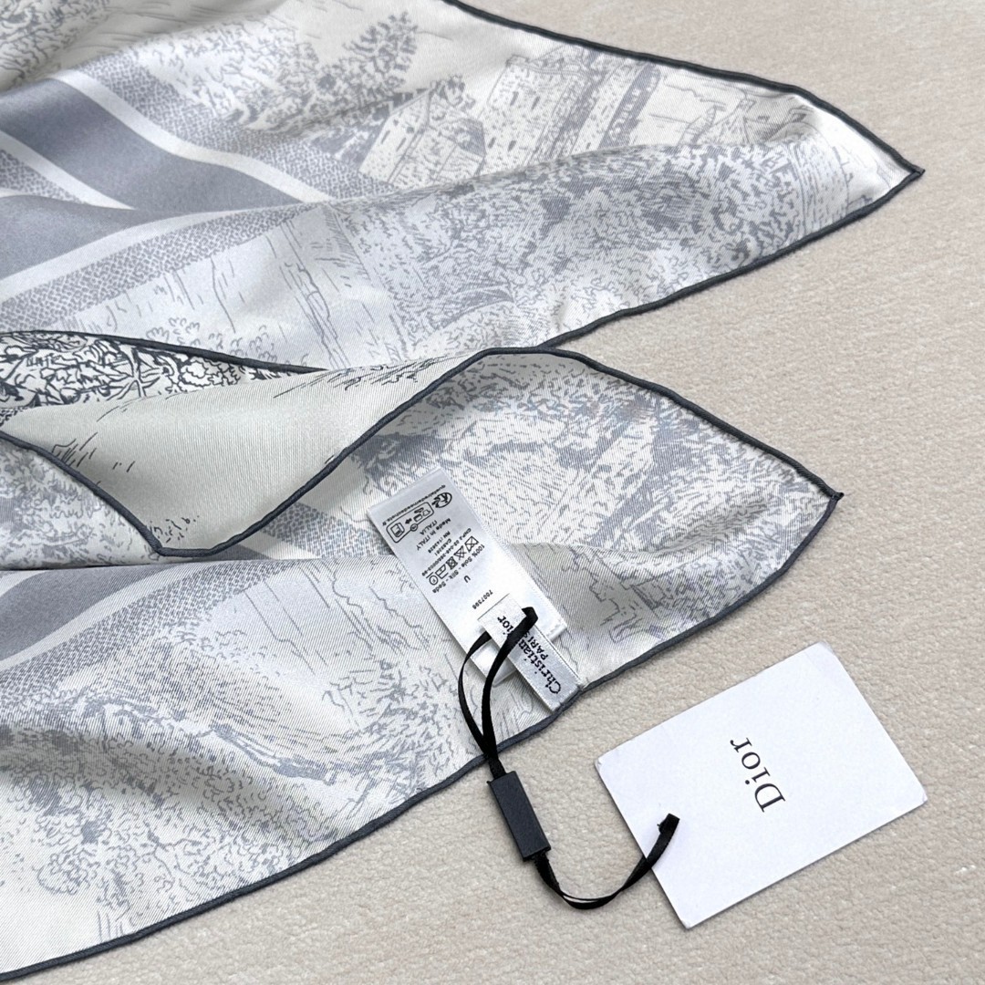 
𝐃𝐈𝐎𝐑 𝟐𝟓早春新款《苏格兰茹伊丝巾》
Size：90x90cm 100%真丝斜纹绸 16mm原单克
