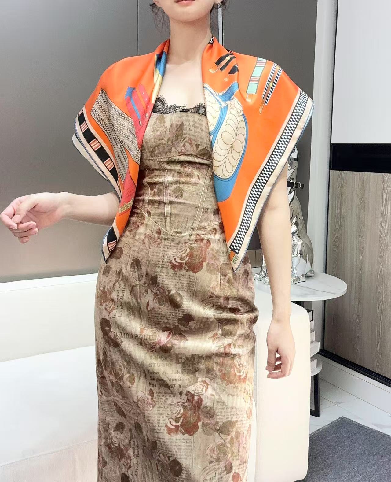  “马术密匙”90方巾-24早春新品～hermes～
手工卷边斜纹真丝方巾（100%桑蚕丝）。
这款爱马