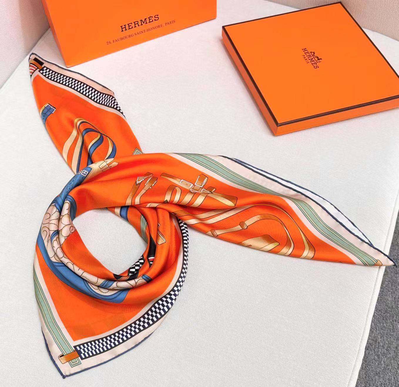  “马术密匙”90方巾-24早春新品～hermes～
手工卷边斜纹真丝方巾（100%桑蚕丝）。
这款爱马