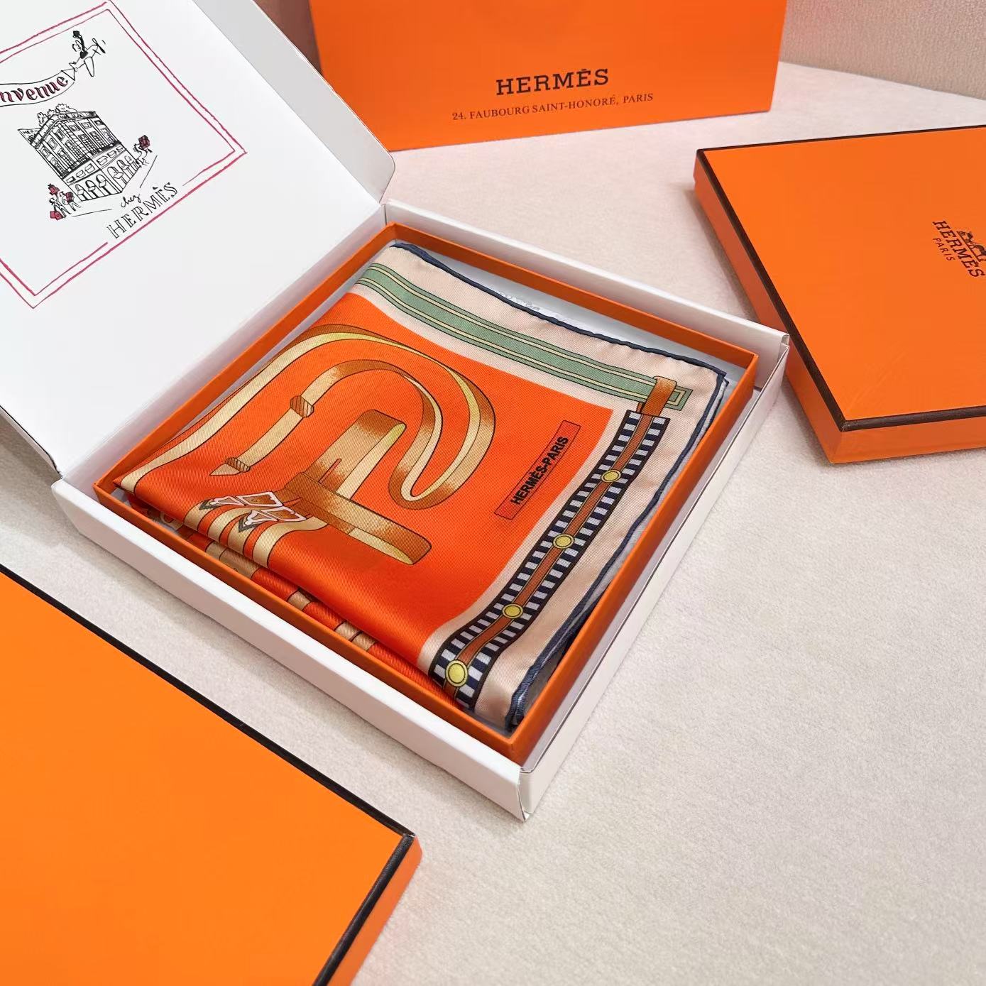  “马术密匙”90方巾-24早春新品～hermes～
手工卷边斜纹真丝方巾（100%桑蚕丝）。
这款爱马