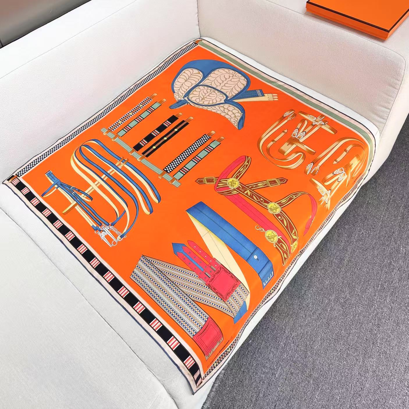  “马术密匙”90方巾-24早春新品～hermes～
手工卷边斜纹真丝方巾（100%桑蚕丝）。
这款爱马