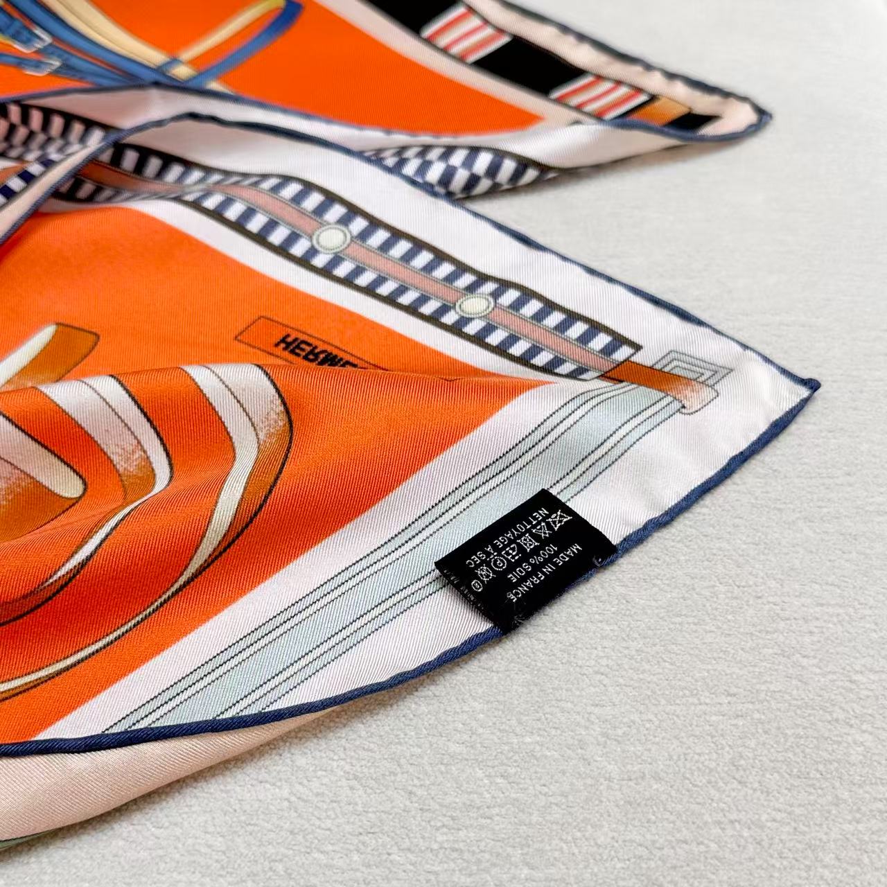  “马术密匙”90方巾-24早春新品～hermes～
手工卷边斜纹真丝方巾（100%桑蚕丝）。
这款爱马