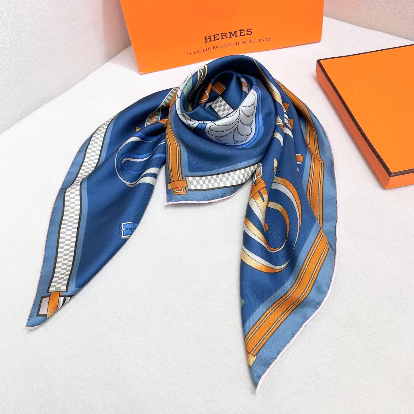  “马术密匙”90方巾-24早春新品～hermes～
手工卷边斜纹真丝方巾（100%桑蚕丝）。
这款爱马