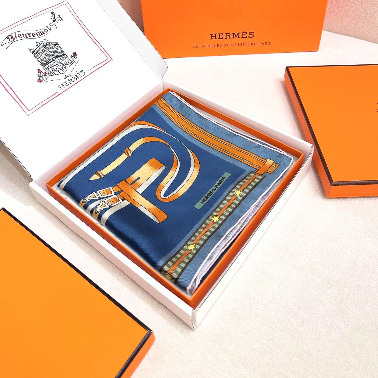  “马术密匙”90方巾-24早春新品～hermes～
手工卷边斜纹真丝方巾（100%桑蚕丝）。
这款爱马