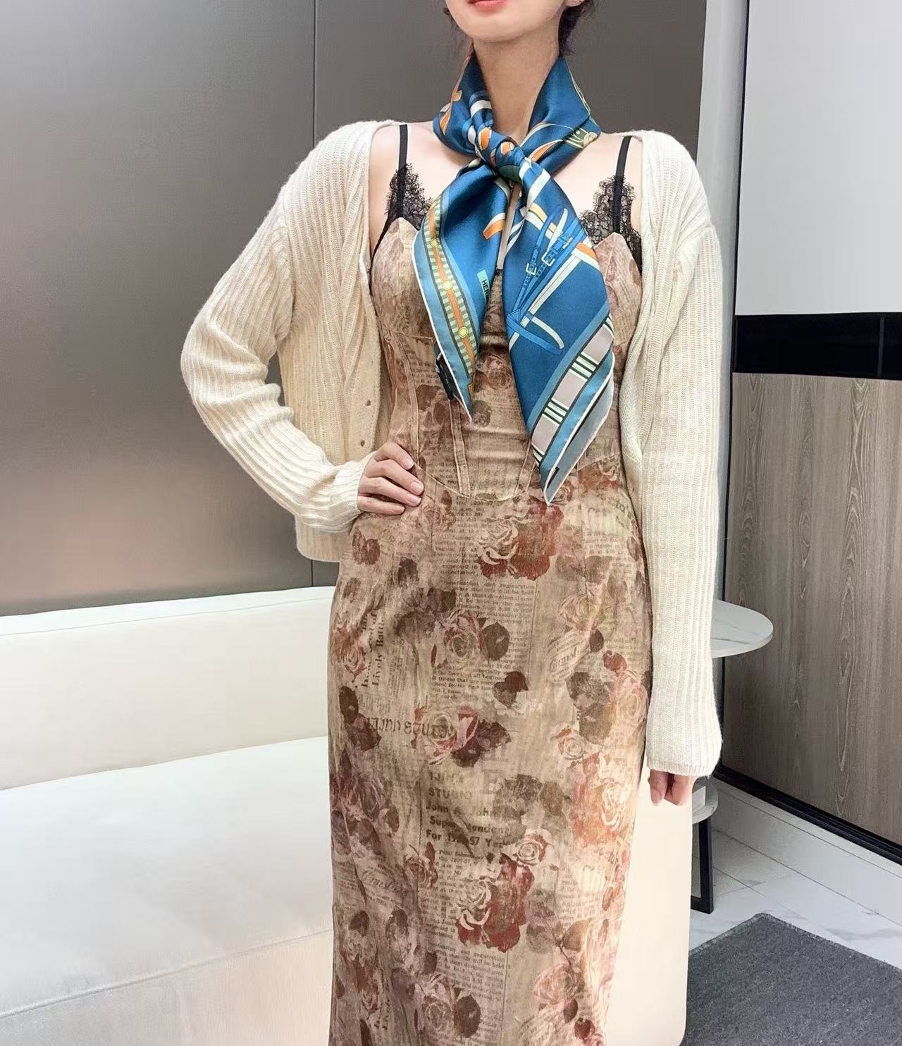  “马术密匙”90方巾-24早春新品～hermes～
手工卷边斜纹真丝方巾（100%桑蚕丝）。
这款爱马
