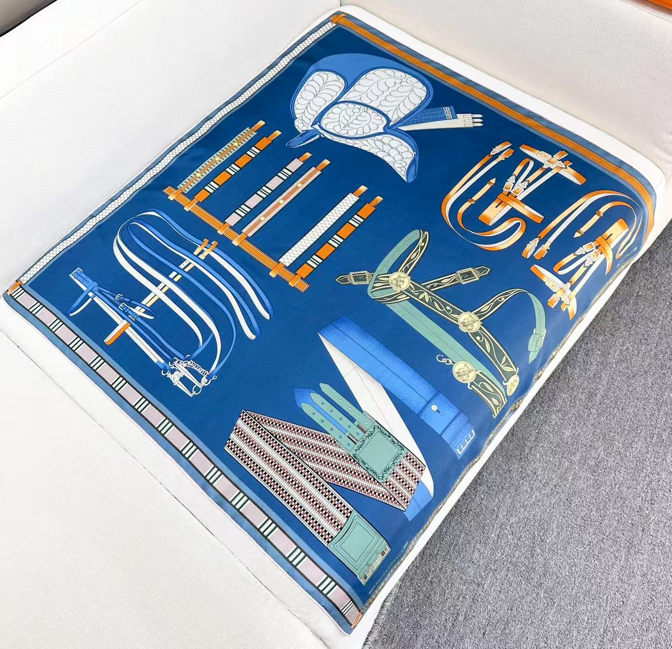  “马术密匙”90方巾-24早春新品～hermes～
手工卷边斜纹真丝方巾（100%桑蚕丝）。
这款爱马