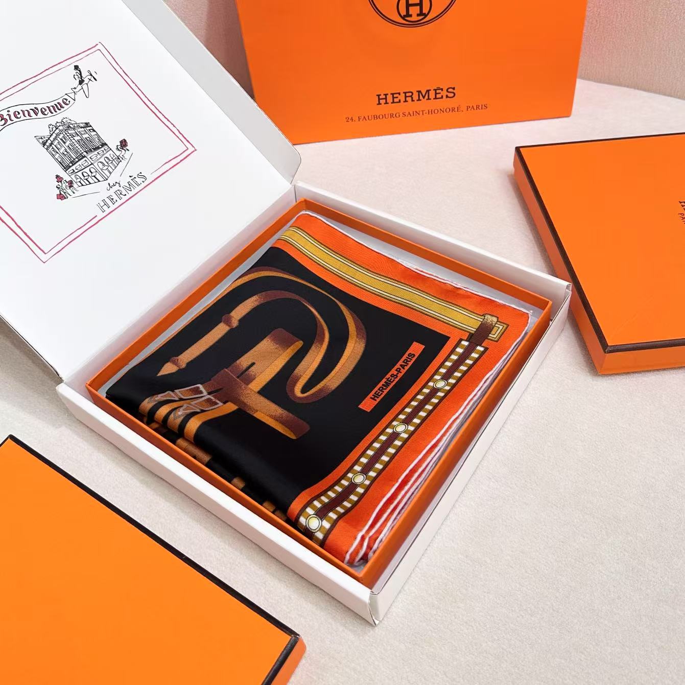  “马术密匙”90方巾-24早春新品～hermes～
手工卷边斜纹真丝方巾（100%桑蚕丝）。
这款爱马