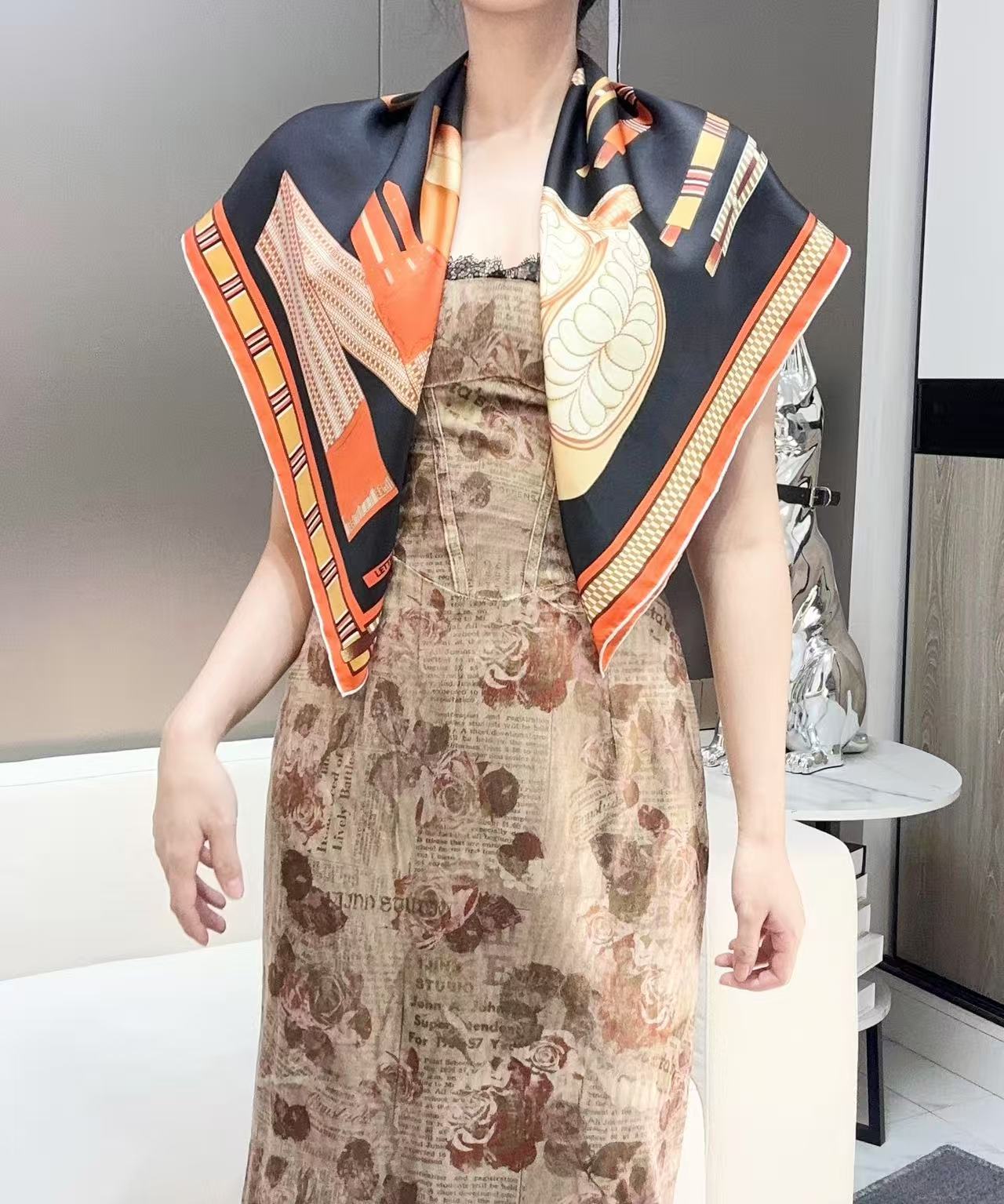  “马术密匙”90方巾-24早春新品～hermes～
手工卷边斜纹真丝方巾（100%桑蚕丝）。
这款爱马