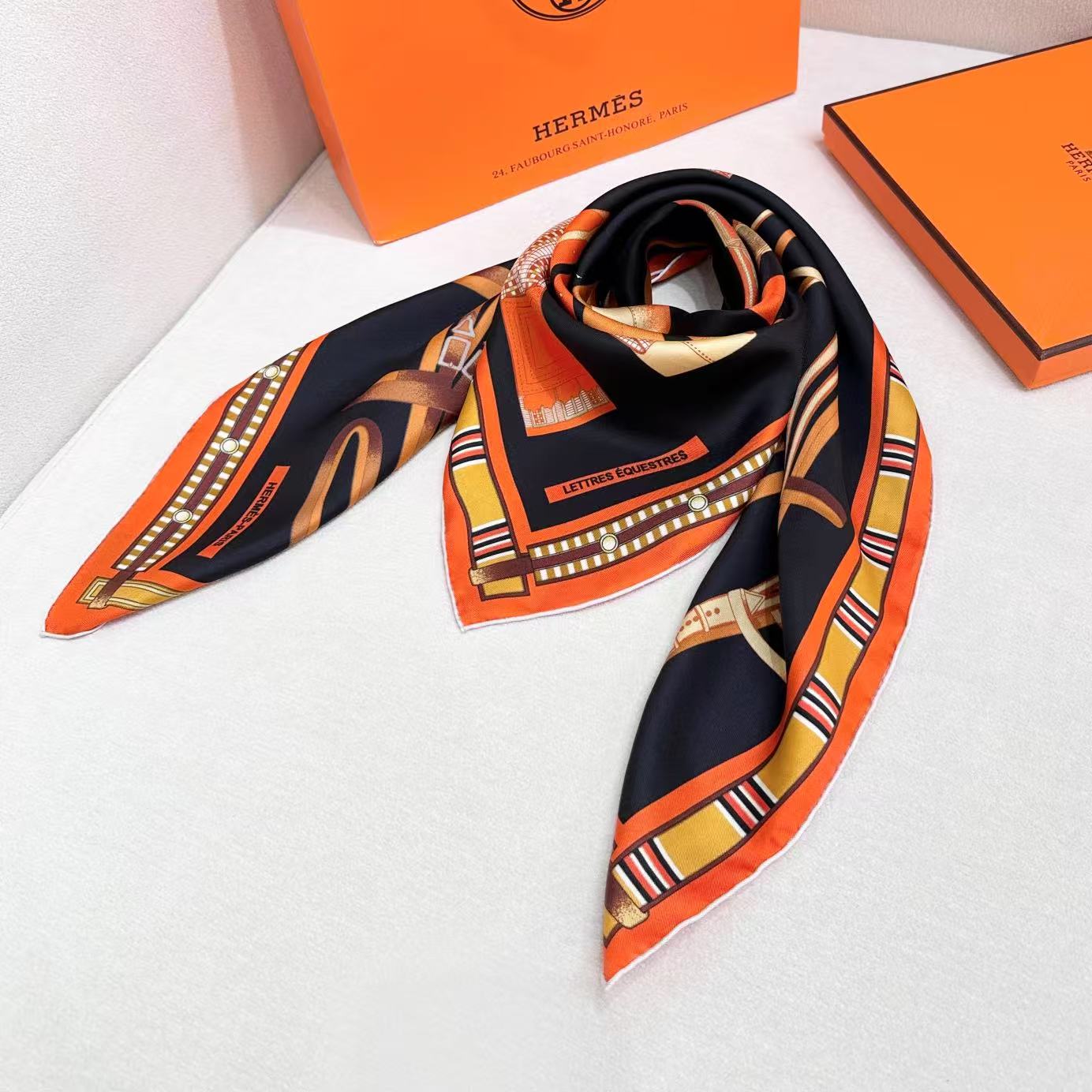  “马术密匙”90方巾-24早春新品～hermes～
手工卷边斜纹真丝方巾（100%桑蚕丝）。
这款爱马