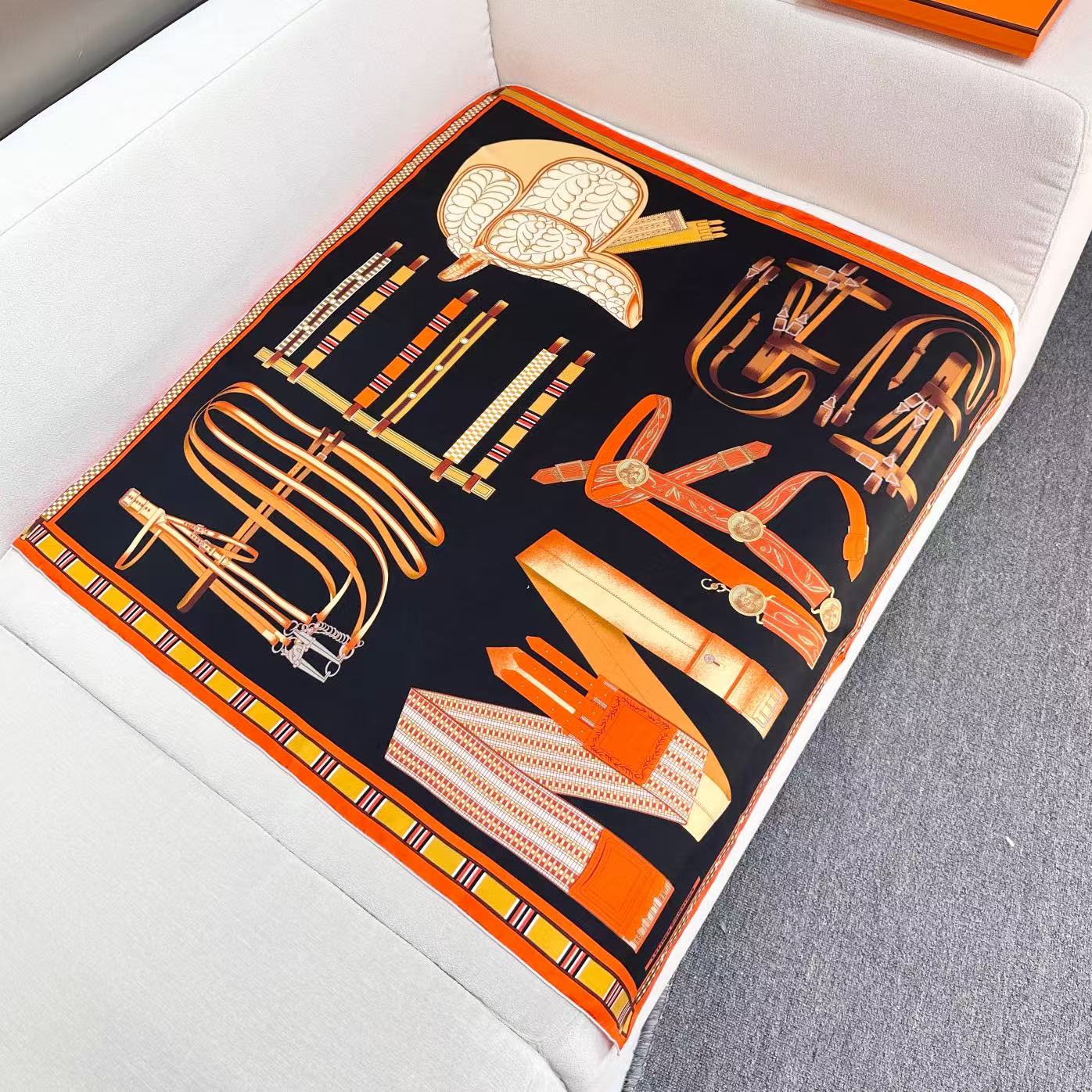  “马术密匙”90方巾-24早春新品～hermes～
手工卷边斜纹真丝方巾（100%桑蚕丝）。
这款爱马