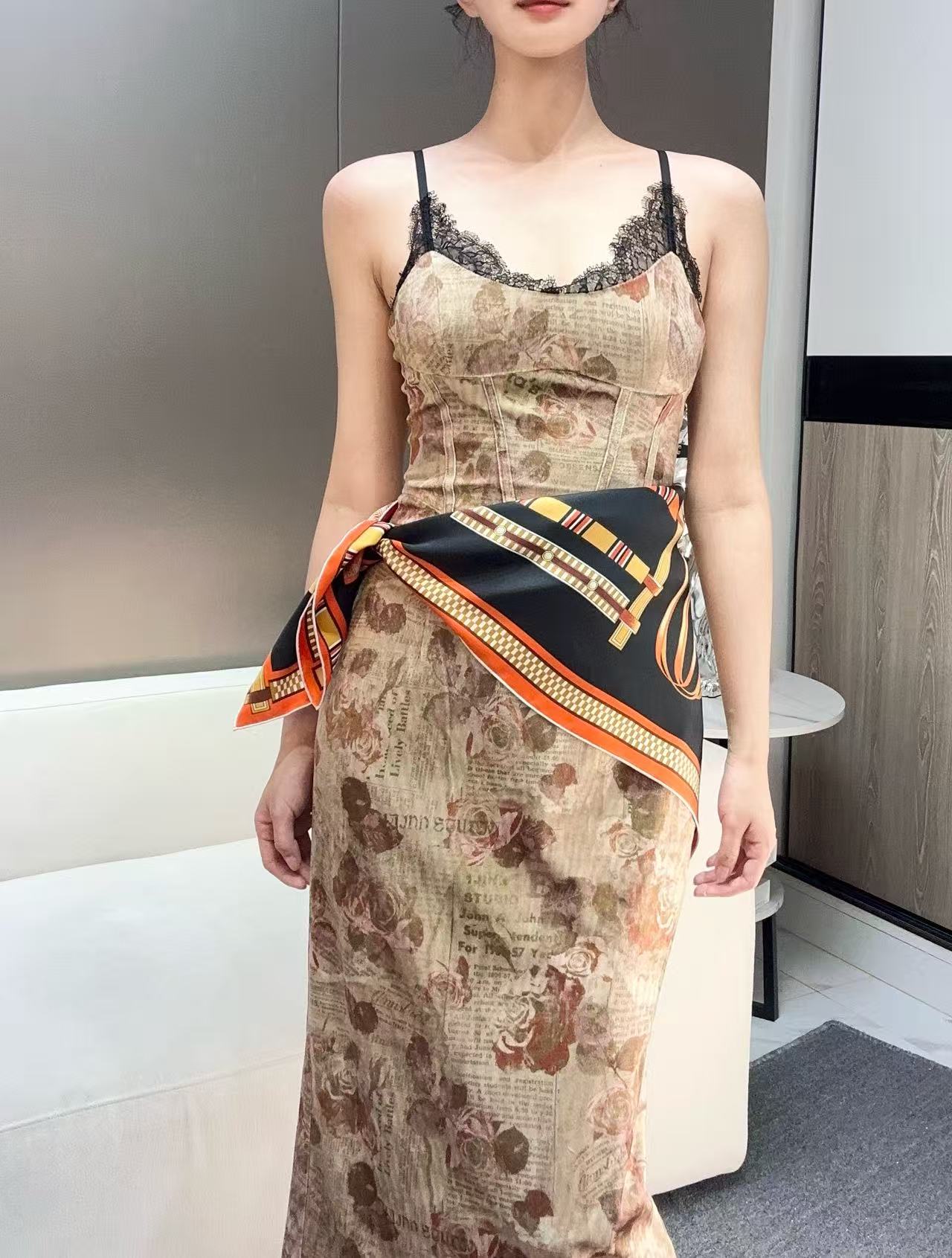  “马术密匙”90方巾-24早春新品～hermes～
手工卷边斜纹真丝方巾（100%桑蚕丝）。
这款爱马