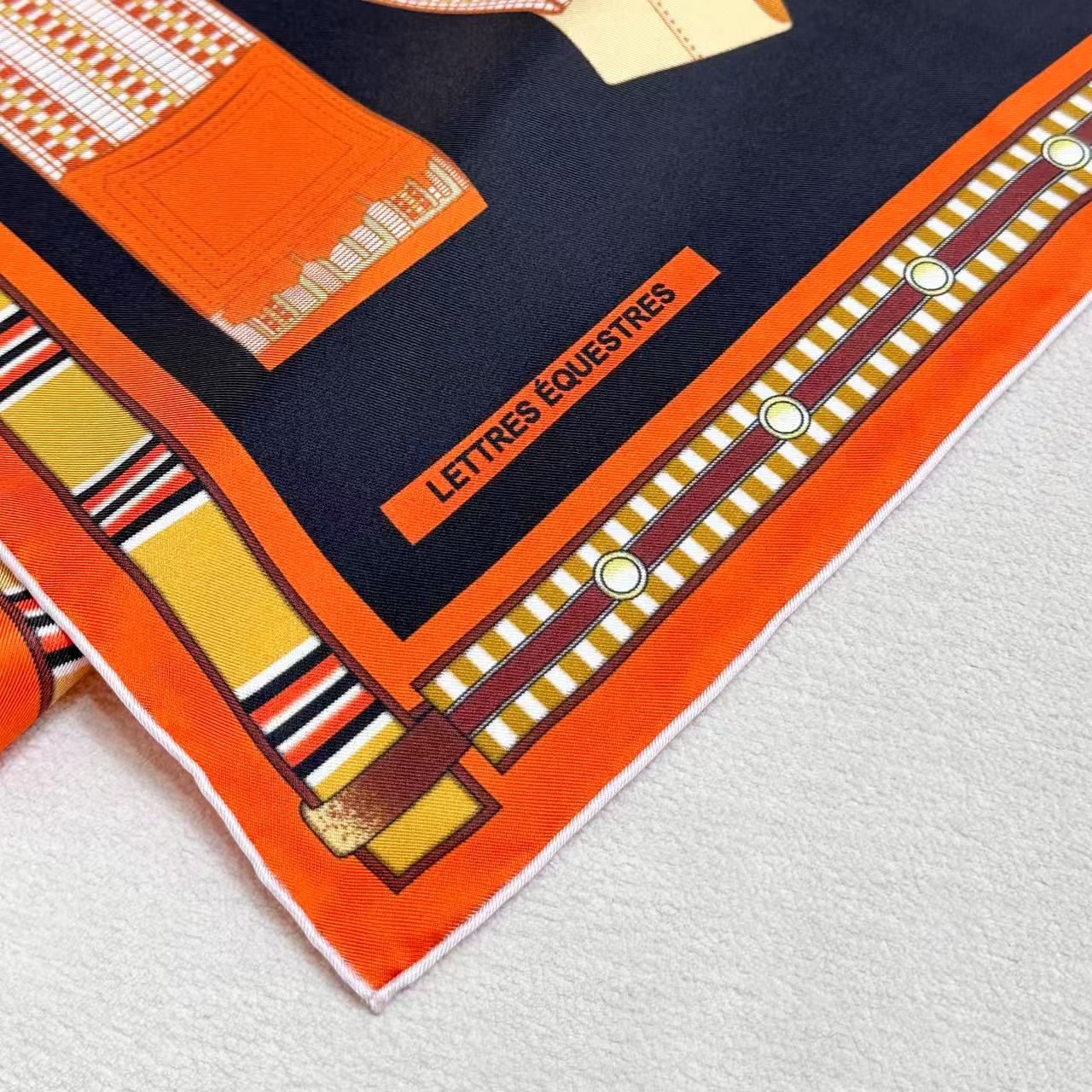  “马术密匙”90方巾-24早春新品～hermes～
手工卷边斜纹真丝方巾（100%桑蚕丝）。
这款爱马
