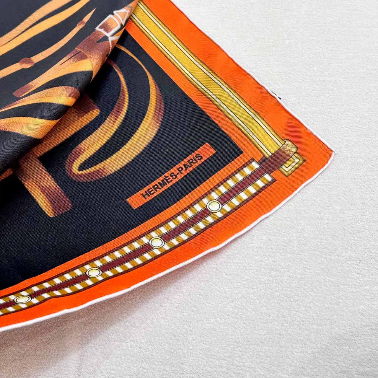  “马术密匙”90方巾-24早春新品～hermes～
手工卷边斜纹真丝方巾（100%桑蚕丝）。
这款爱马