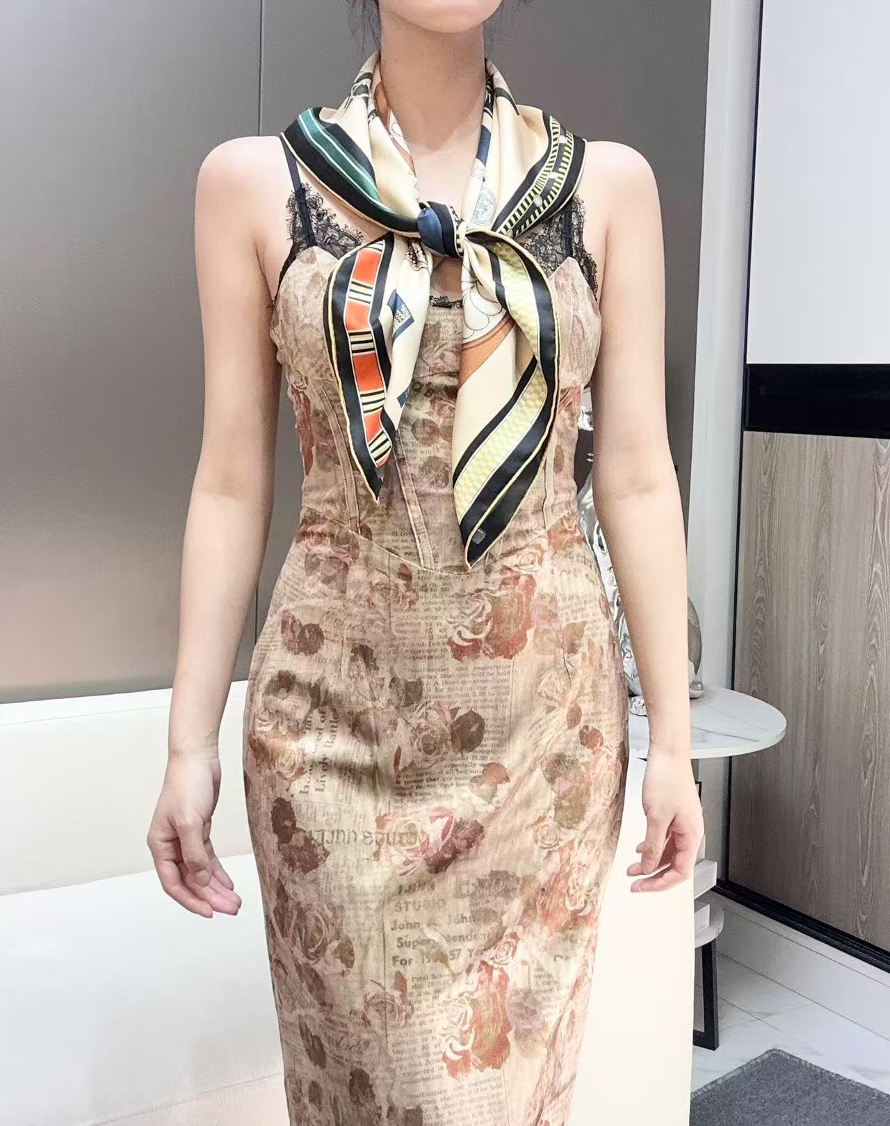  “马术密匙”90方巾-24早春新品～hermes～
手工卷边斜纹真丝方巾（100%桑蚕丝）。
这款爱马