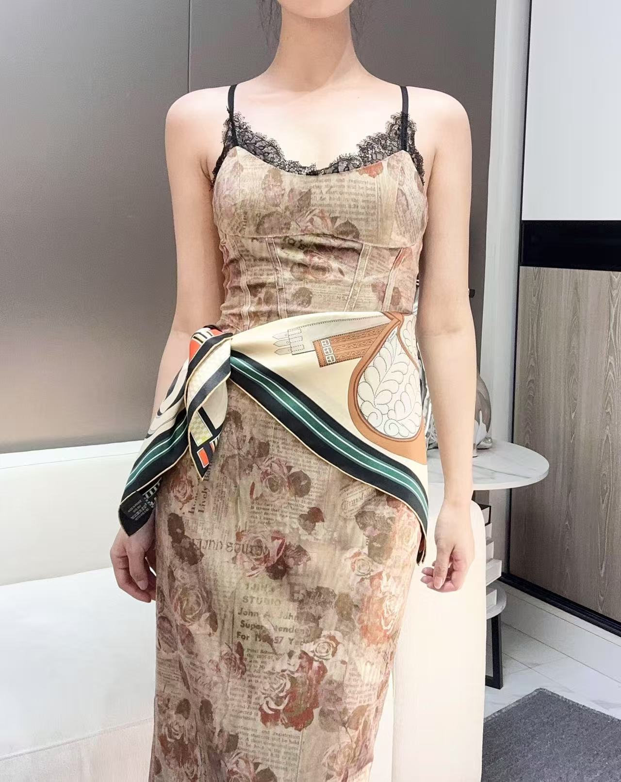  “马术密匙”90方巾-24早春新品～hermes～
手工卷边斜纹真丝方巾（100%桑蚕丝）。
这款爱马
