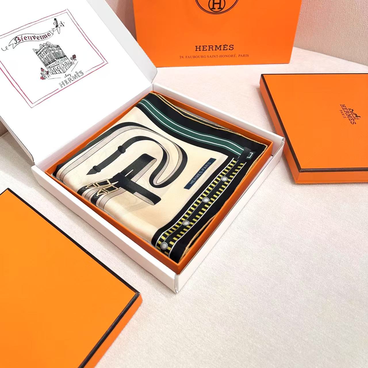  “马术密匙”90方巾-24早春新品～hermes～
手工卷边斜纹真丝方巾（100%桑蚕丝）。
这款爱马