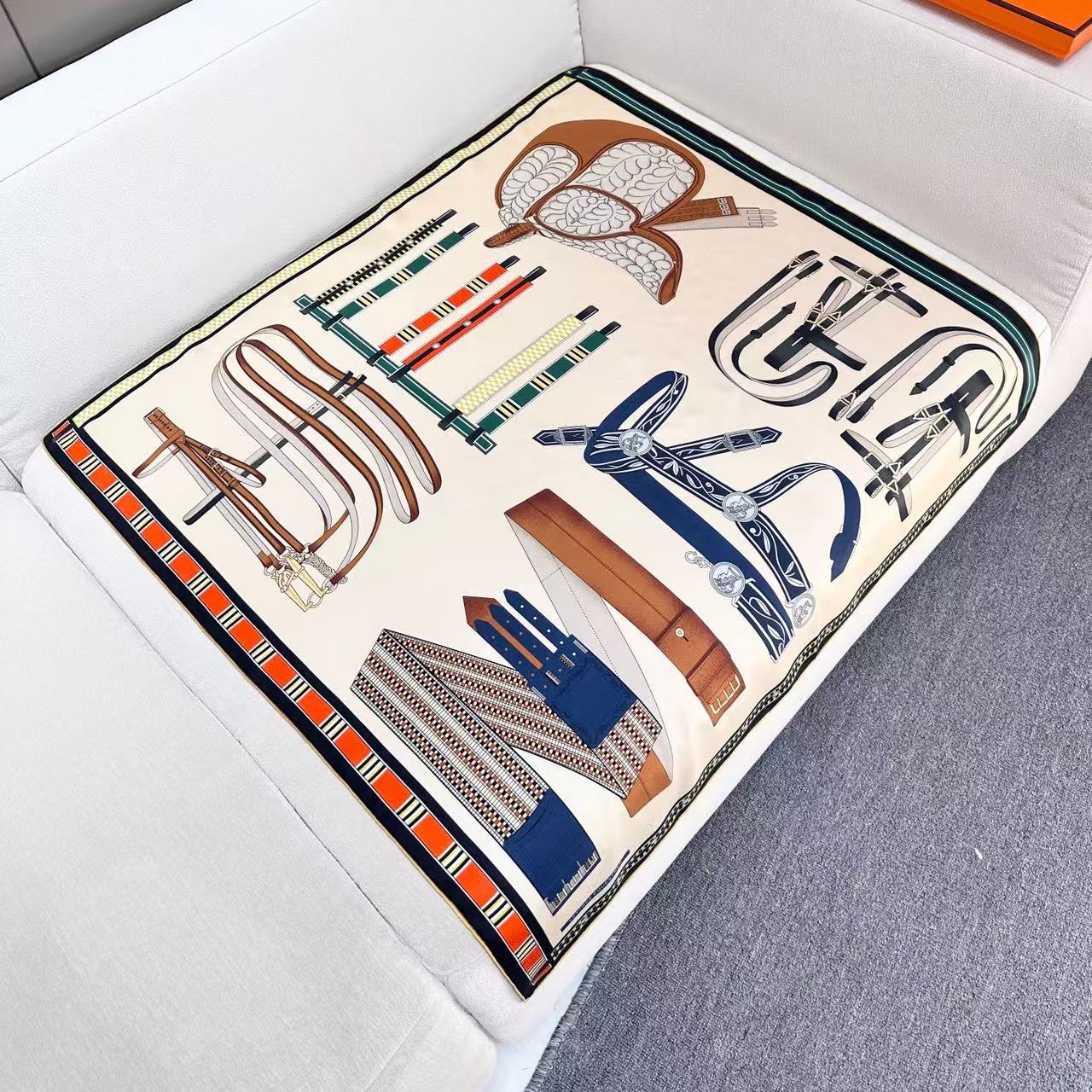  “马术密匙”90方巾-24早春新品～hermes～
手工卷边斜纹真丝方巾（100%桑蚕丝）。
这款爱马