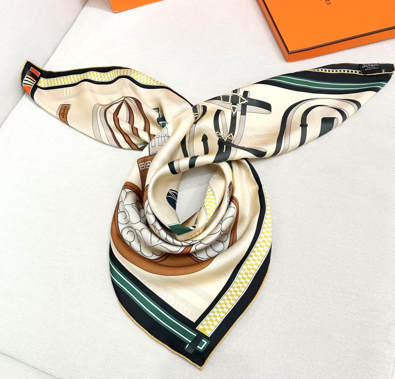  “马术密匙”90方巾-24早春新品～hermes～
手工卷边斜纹真丝方巾（100%桑蚕丝）。
这款爱马