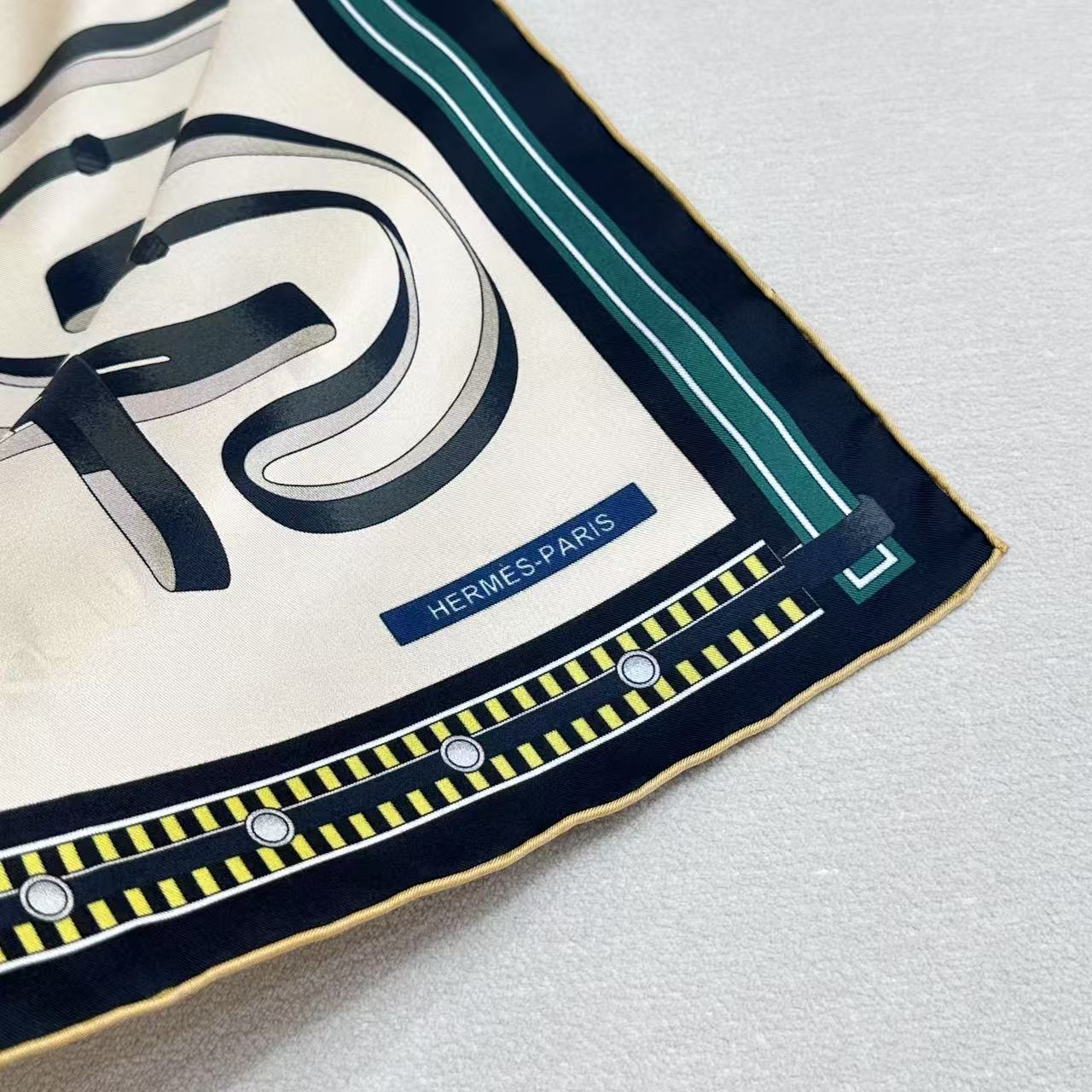  “马术密匙”90方巾-24早春新品～hermes～
手工卷边斜纹真丝方巾（100%桑蚕丝）。
这款爱马