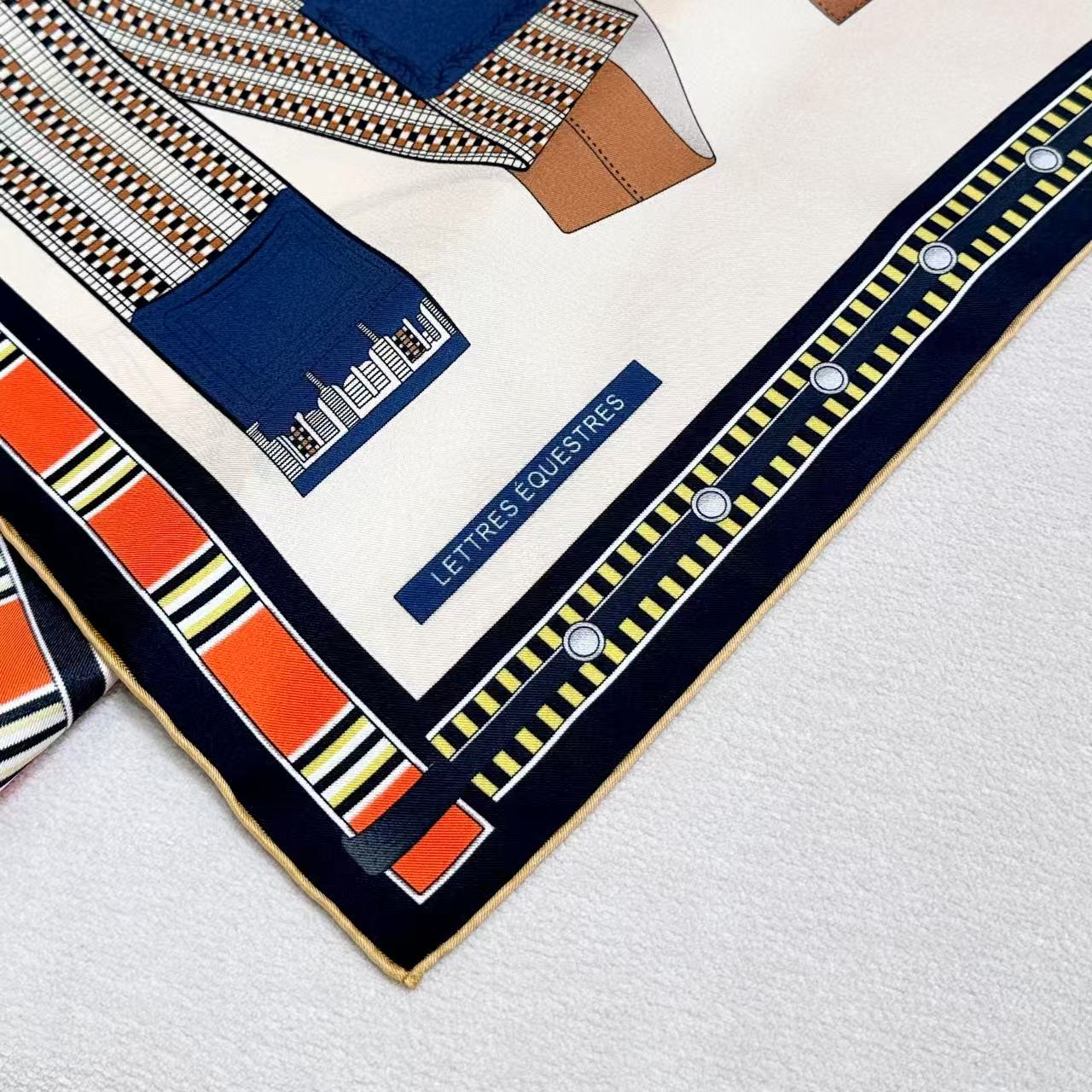  “马术密匙”90方巾-24早春新品～hermes～
手工卷边斜纹真丝方巾（100%桑蚕丝）。
这款爱马