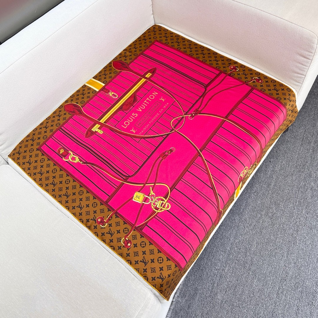 
Louis Vuitton 90 方巾
面料为最顶级16姆米桑蚕丝 手感柔软丝滑 绝对独一无二❗,金字