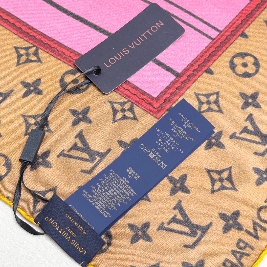 
Louis Vuitton 90 方巾
面料为最顶级16姆米桑蚕丝 手感柔软丝滑 绝对独一无二❗,金字