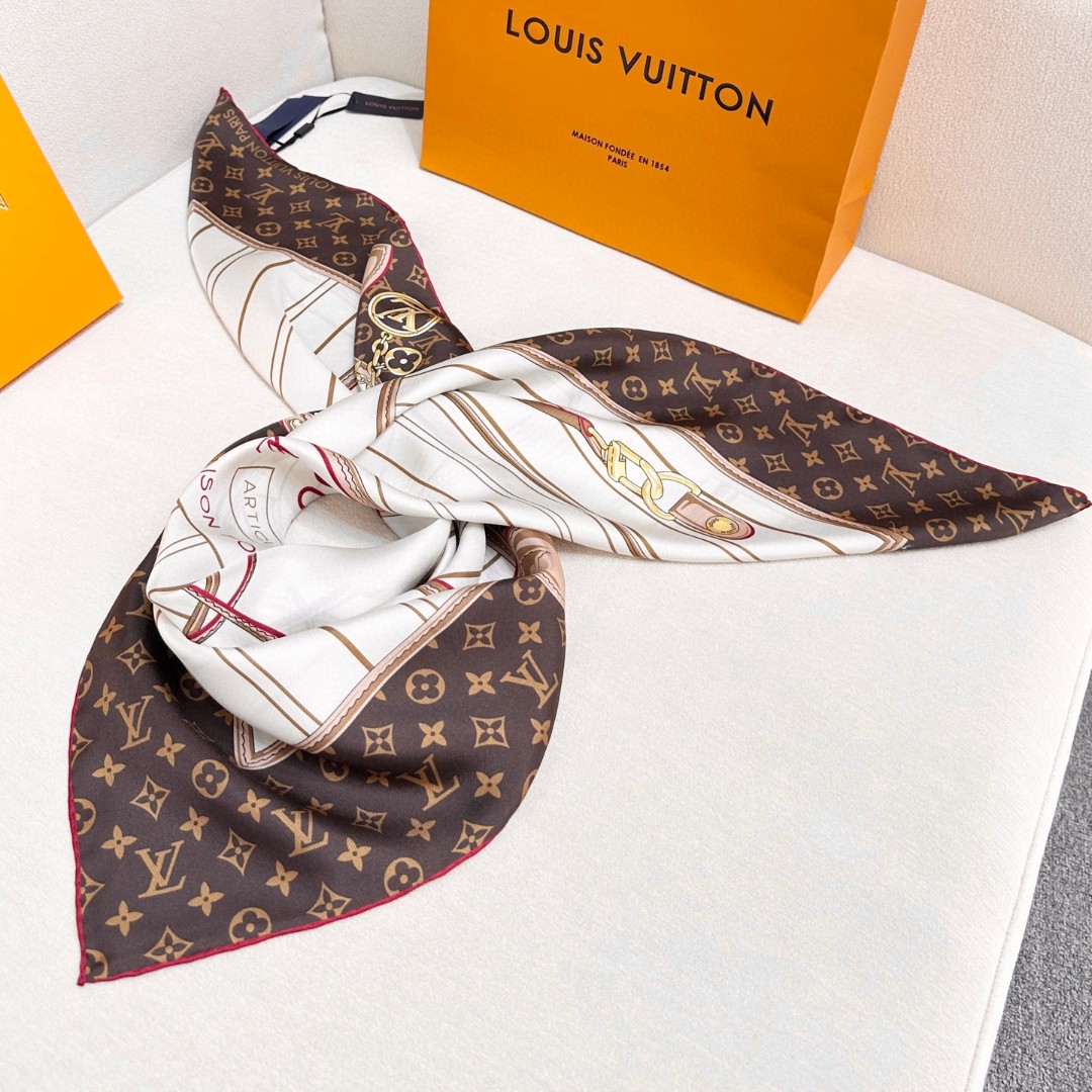 
Louis Vuitton 90 方巾
面料为最顶级16姆米桑蚕丝 手感柔软丝滑 绝对独一无二❗,金字