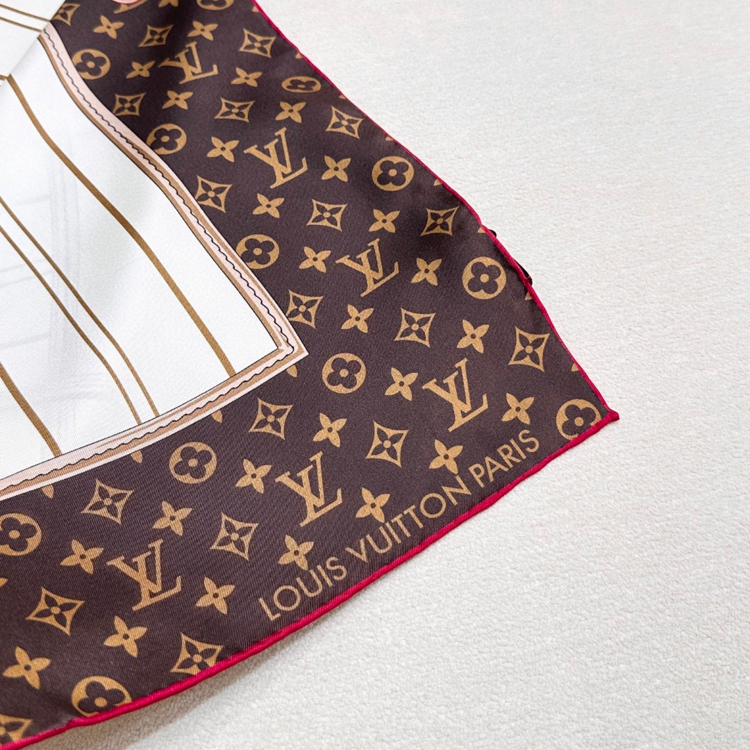 
Louis Vuitton 90 方巾
面料为最顶级16姆米桑蚕丝 手感柔软丝滑 绝对独一无二❗,金字