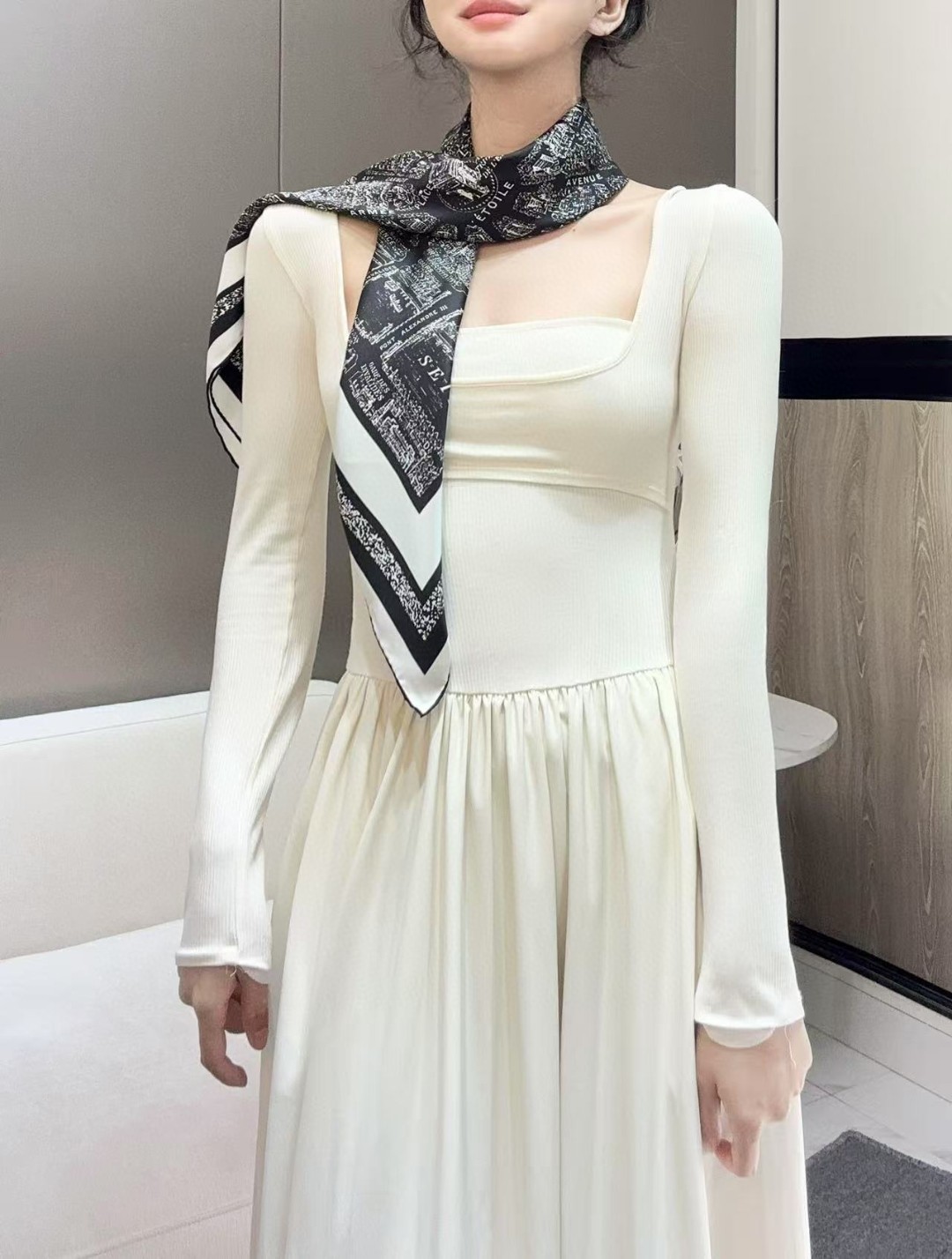 DIOR 印花方巾
90 厘米白色和黑色桑蚕丝斜纹面料 Plan de Paris 图案印花
这款方