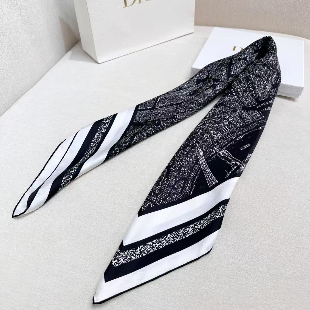 DIOR 印花方巾
90 厘米白色和黑色桑蚕丝斜纹面料 Plan de Paris 图案印花
这款方