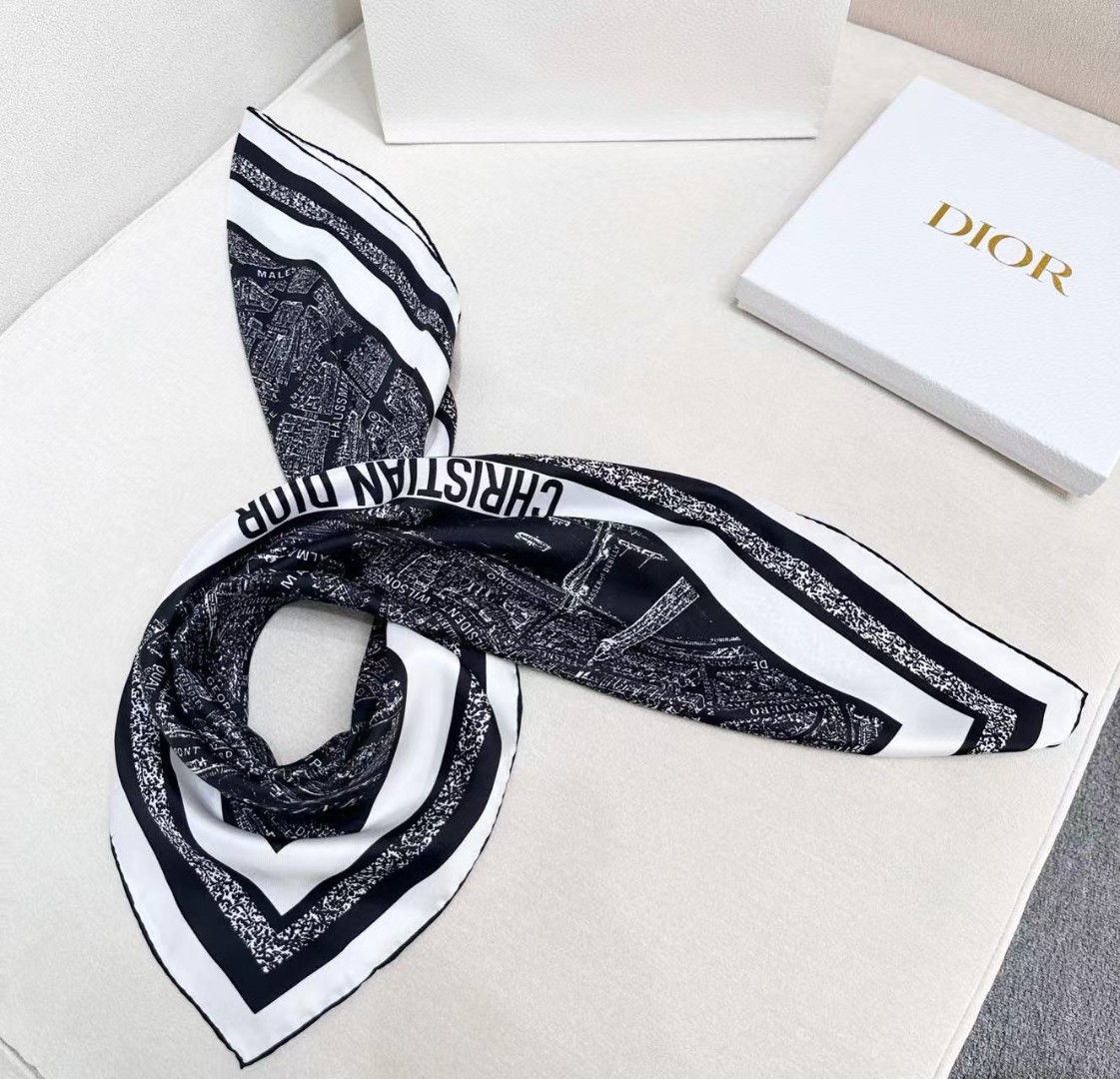 DIOR 印花方巾
90 厘米白色和黑色桑蚕丝斜纹面料 Plan de Paris 图案印花
这款方