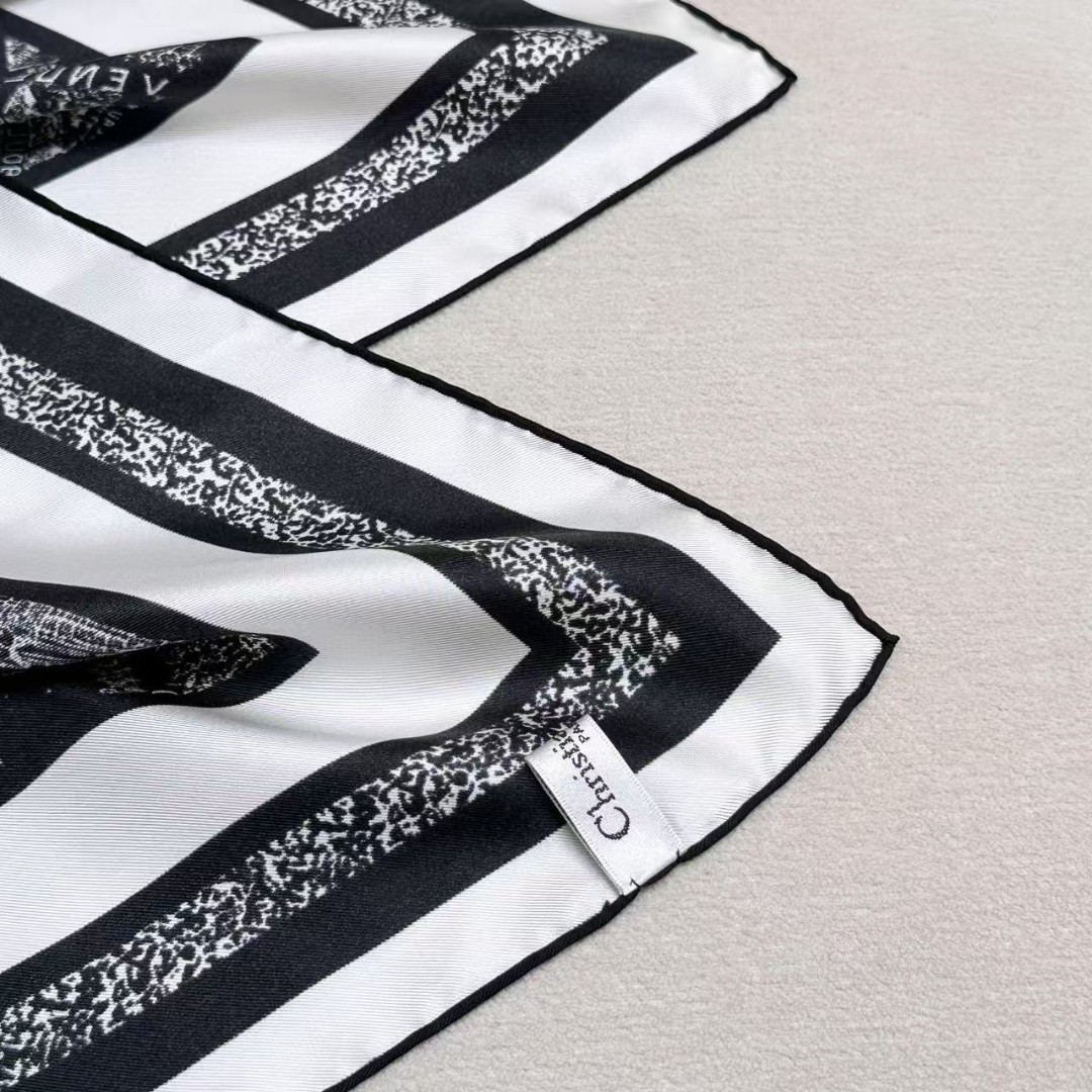 DIOR 印花方巾
90 厘米白色和黑色桑蚕丝斜纹面料 Plan de Paris 图案印花
这款方
