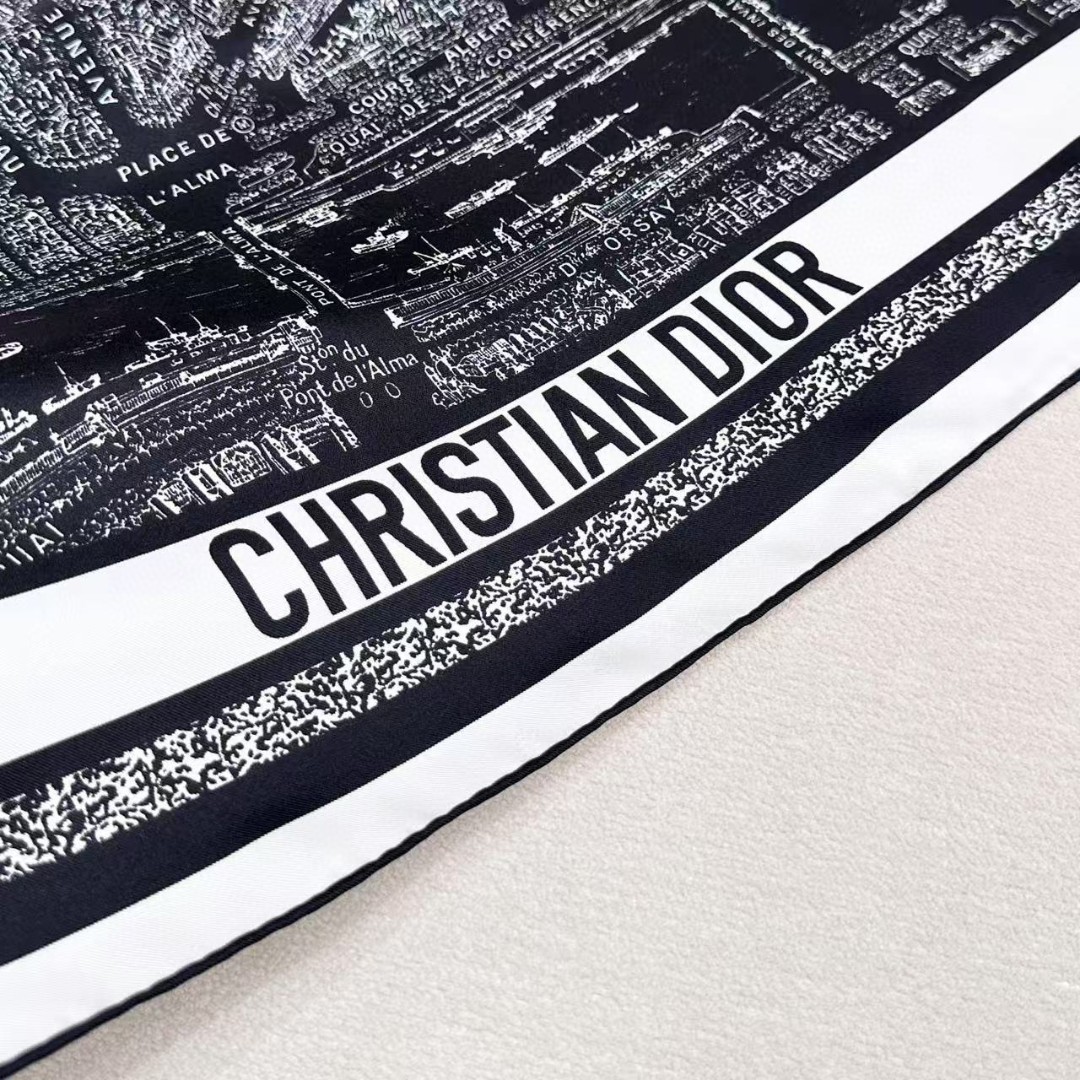 DIOR 印花方巾
90 厘米白色和黑色桑蚕丝斜纹面料 Plan de Paris 图案印花
这款方