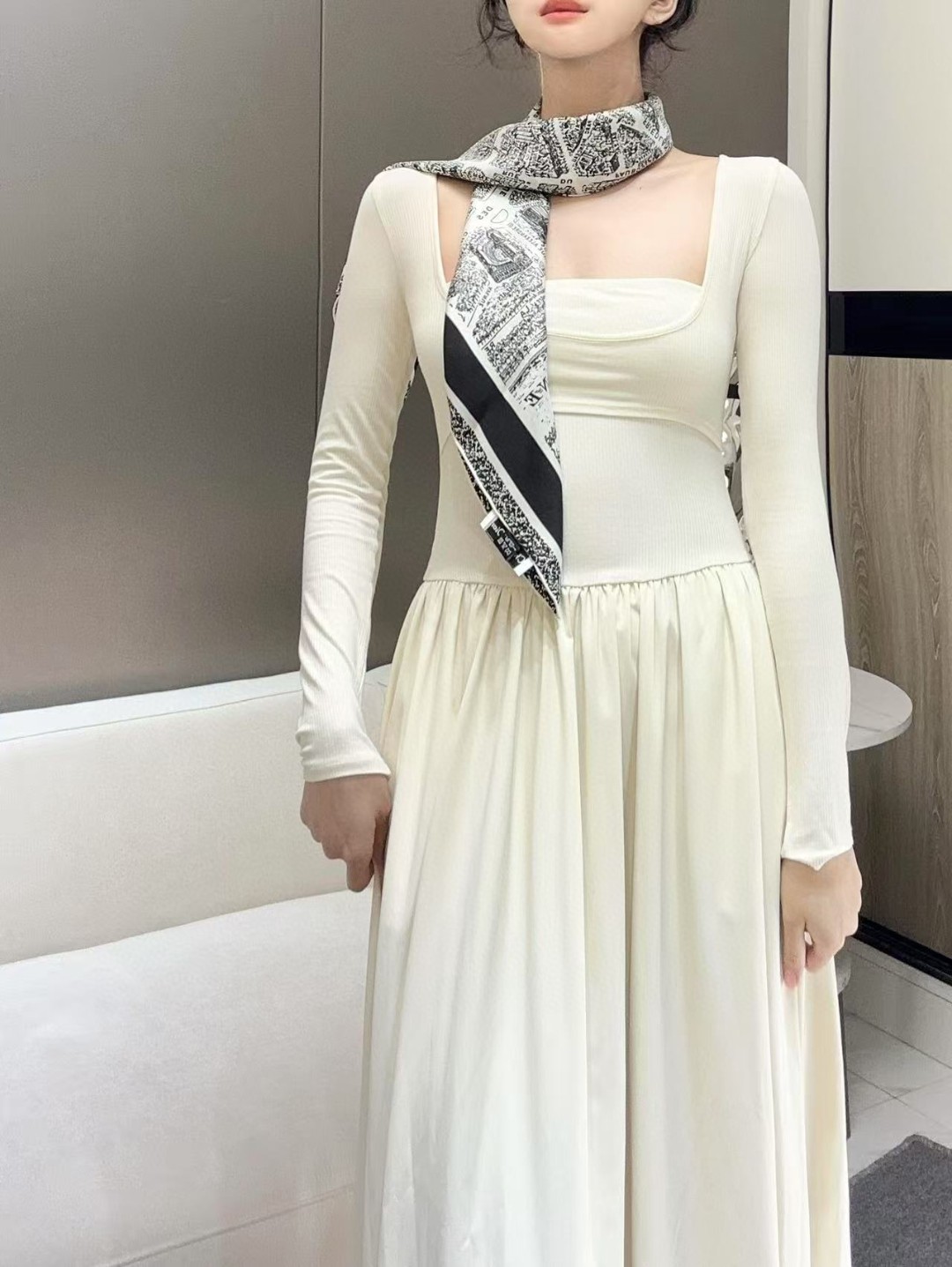   DIOR 印花方巾
90 厘米白色和黑色桑蚕丝斜纹面料 Plan de Paris 图案印花
这款方