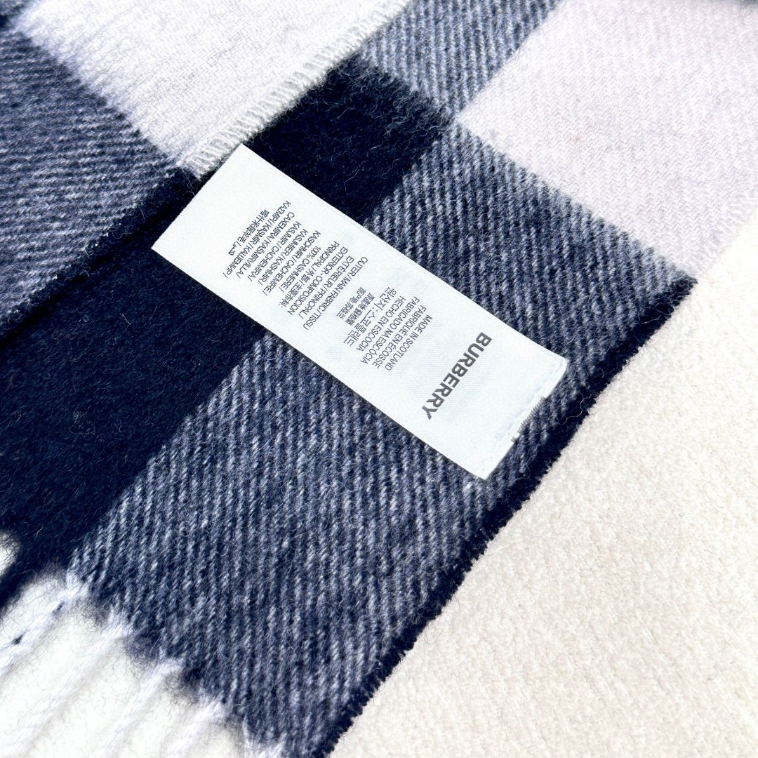 王牌口碑burberry深度经典羊绒格子围巾‼️专柜最新品相,目前专柜都换上了新标👍经典中的经典.全