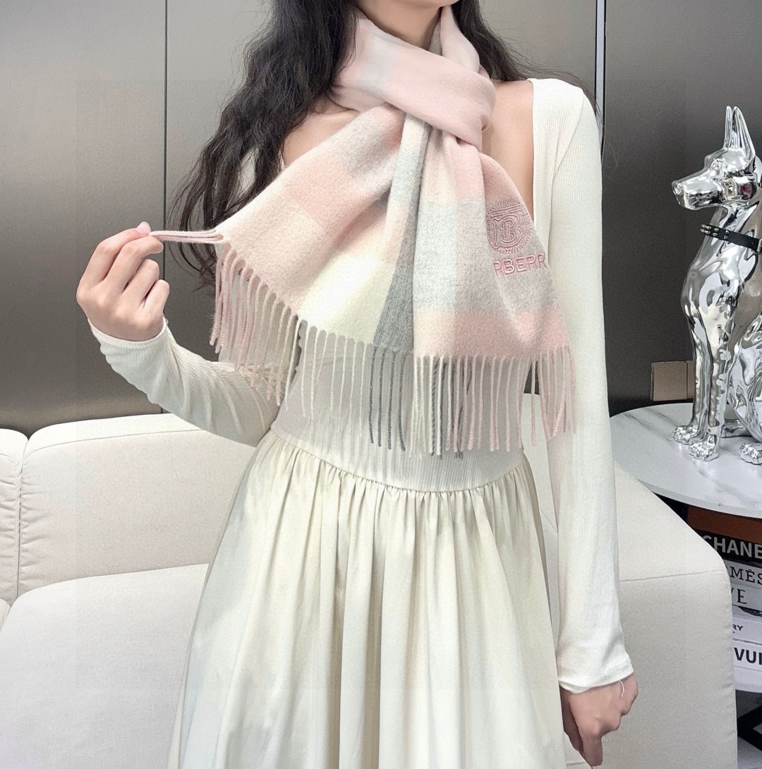    新款到！2024年巴宝利难得的高端男女同款款，非常正的围巾~面料大爱，非常柔软细腻舒服‼大气简约，