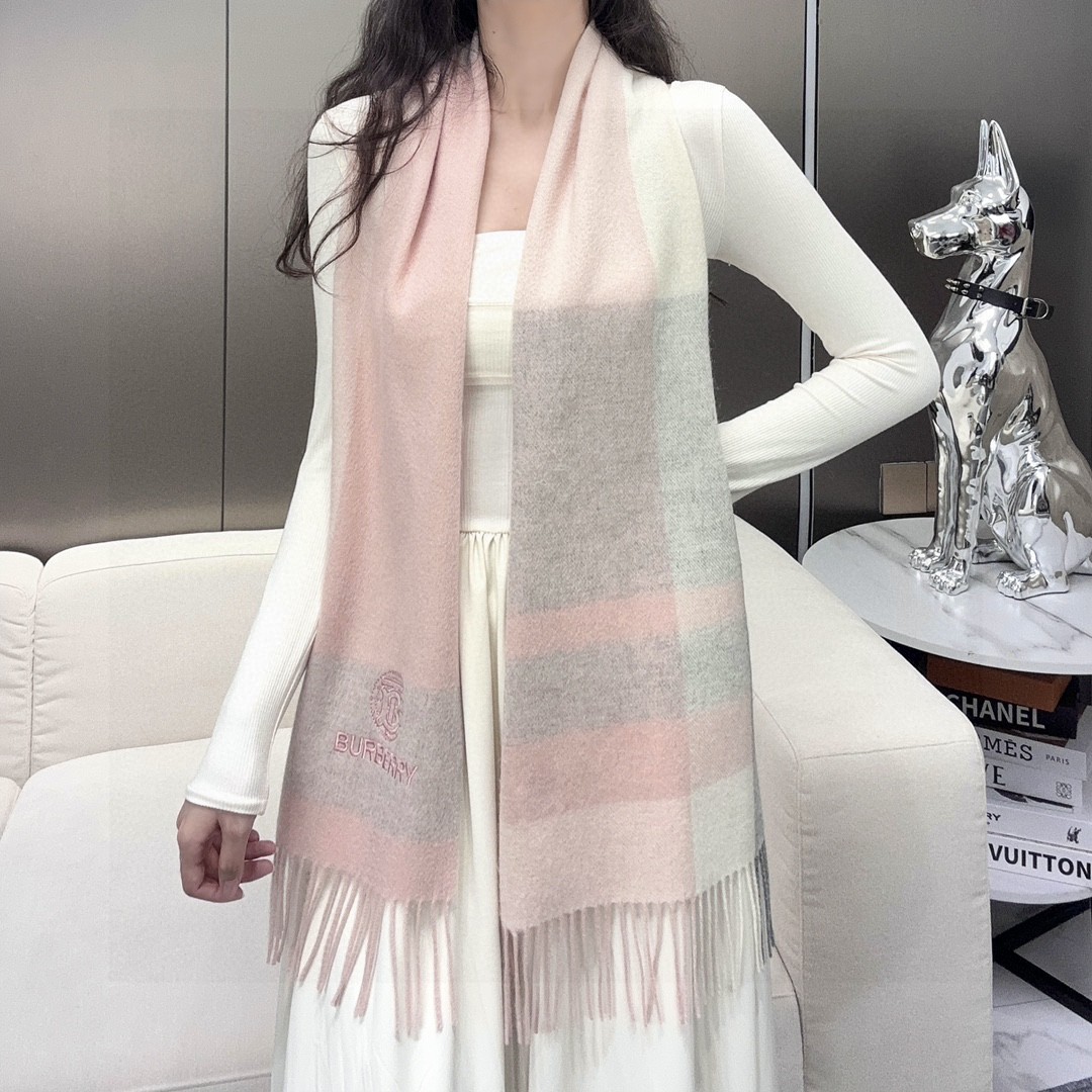    新款到！2024年巴宝利难得的高端男女同款款，非常正的围巾~面料大爱，非常柔软细腻舒服‼大气简约，