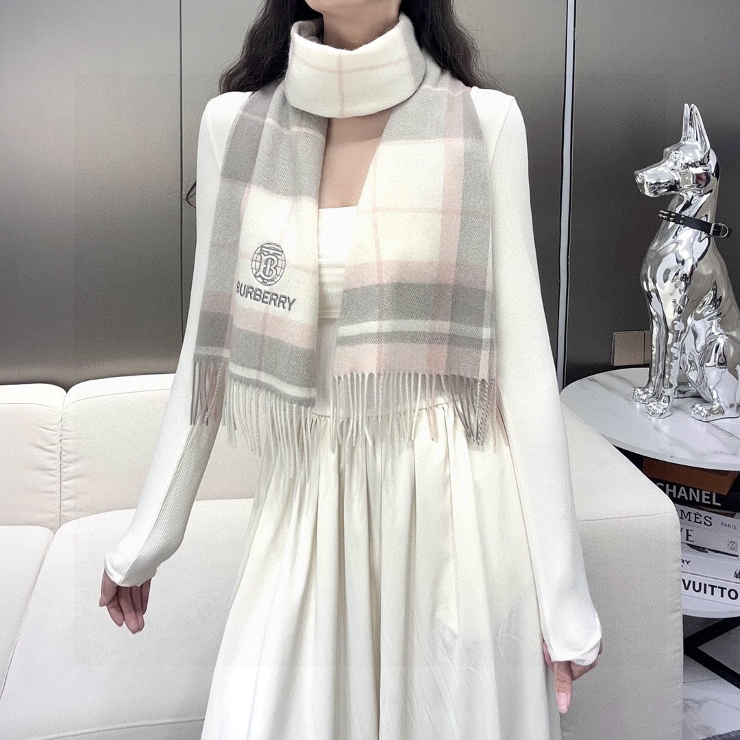    新款到！2024年巴宝利难得的高端男女同款款，非常正的围巾~面料大爱，非常柔软细腻舒服‼大气简约，