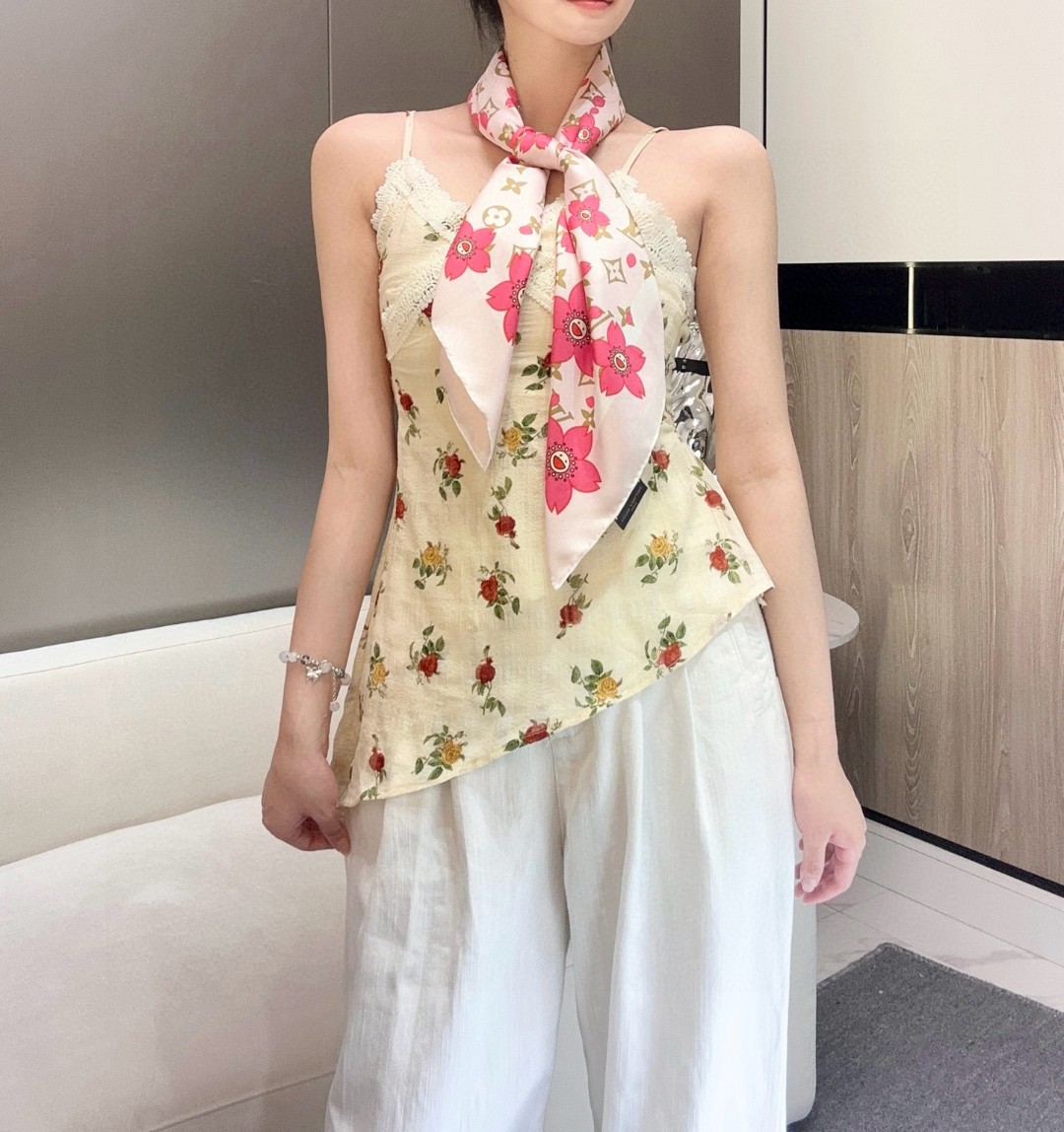  LV x TM MONOGRAM CHERRY BLOSSOM .
 18mm顶级真丝双面同色丝巾
本