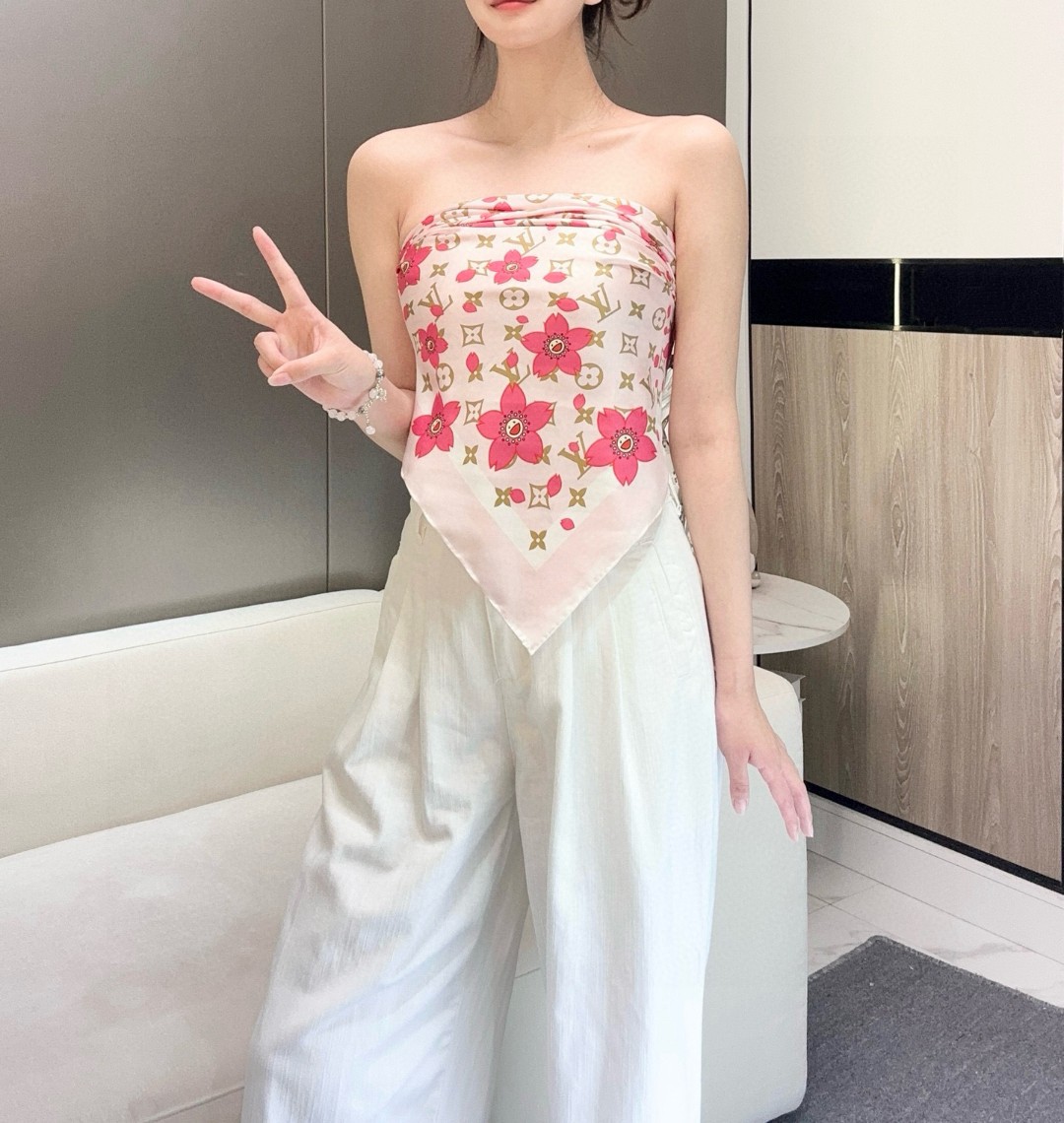  LV x TM MONOGRAM CHERRY BLOSSOM .
 18mm顶级真丝双面同色丝巾
本