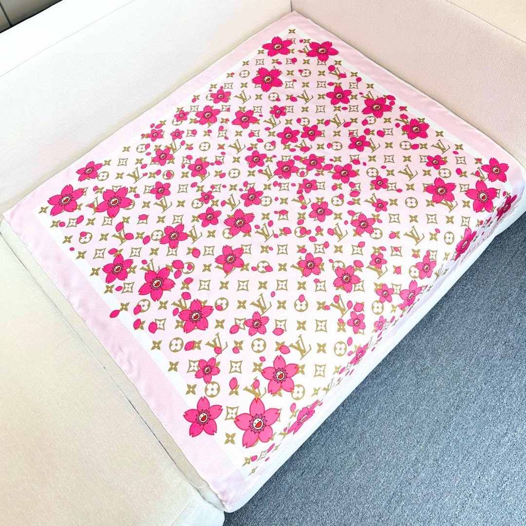  LV x TM MONOGRAM CHERRY BLOSSOM .
 18mm顶级真丝双面同色丝巾
本